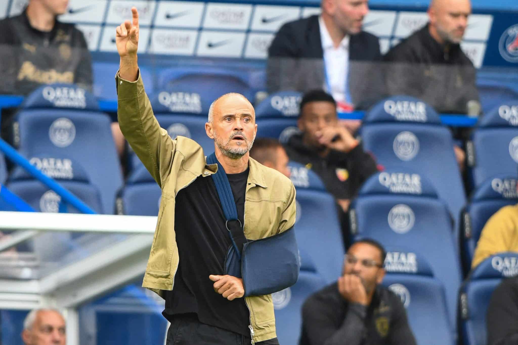 Luis Enrique na &aacute;rea t&eacute;cnica durante PSG x Lens