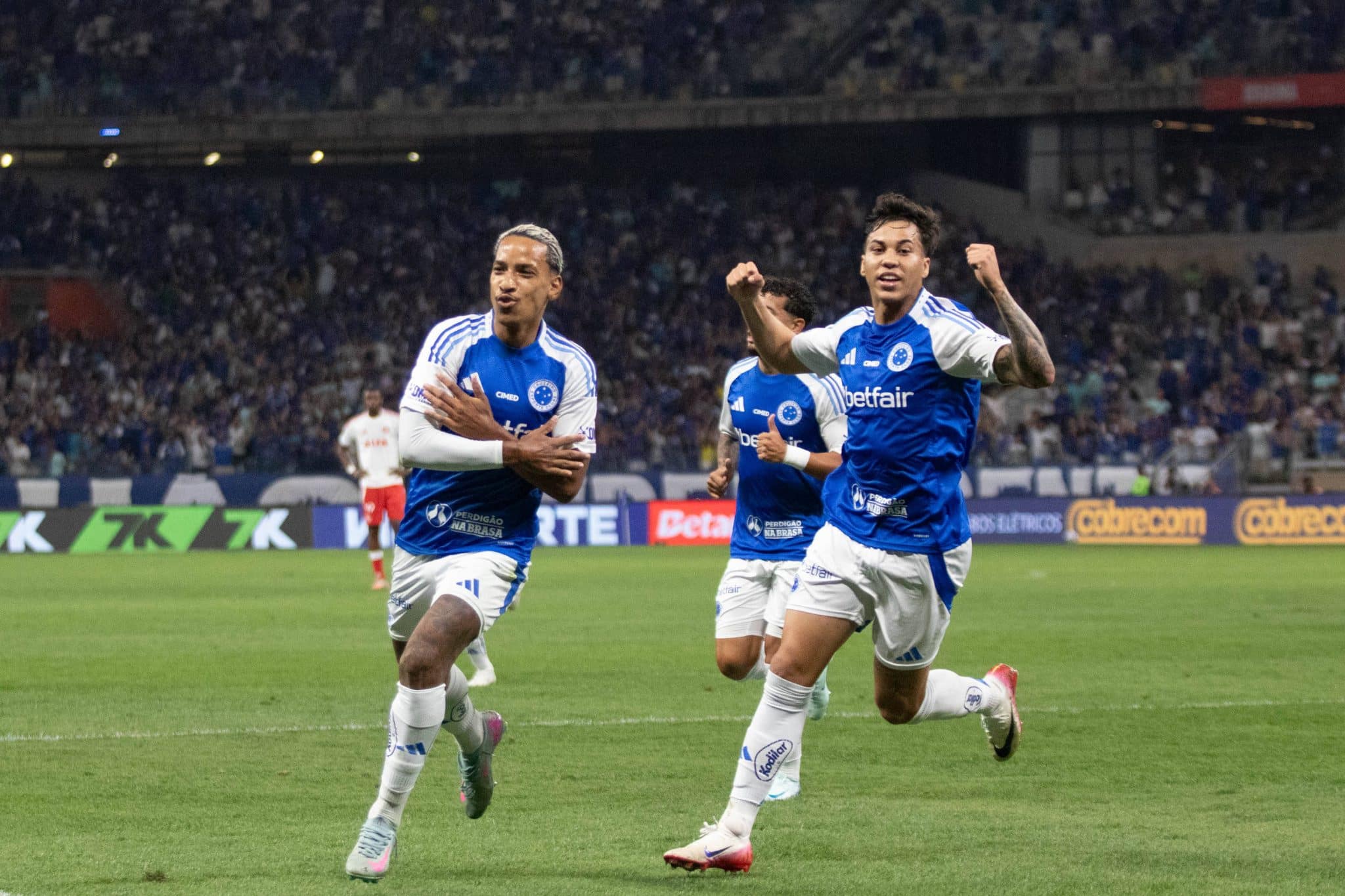 Matheus Pereira e Kaio Jorge comemoram gol do Cruzeiro