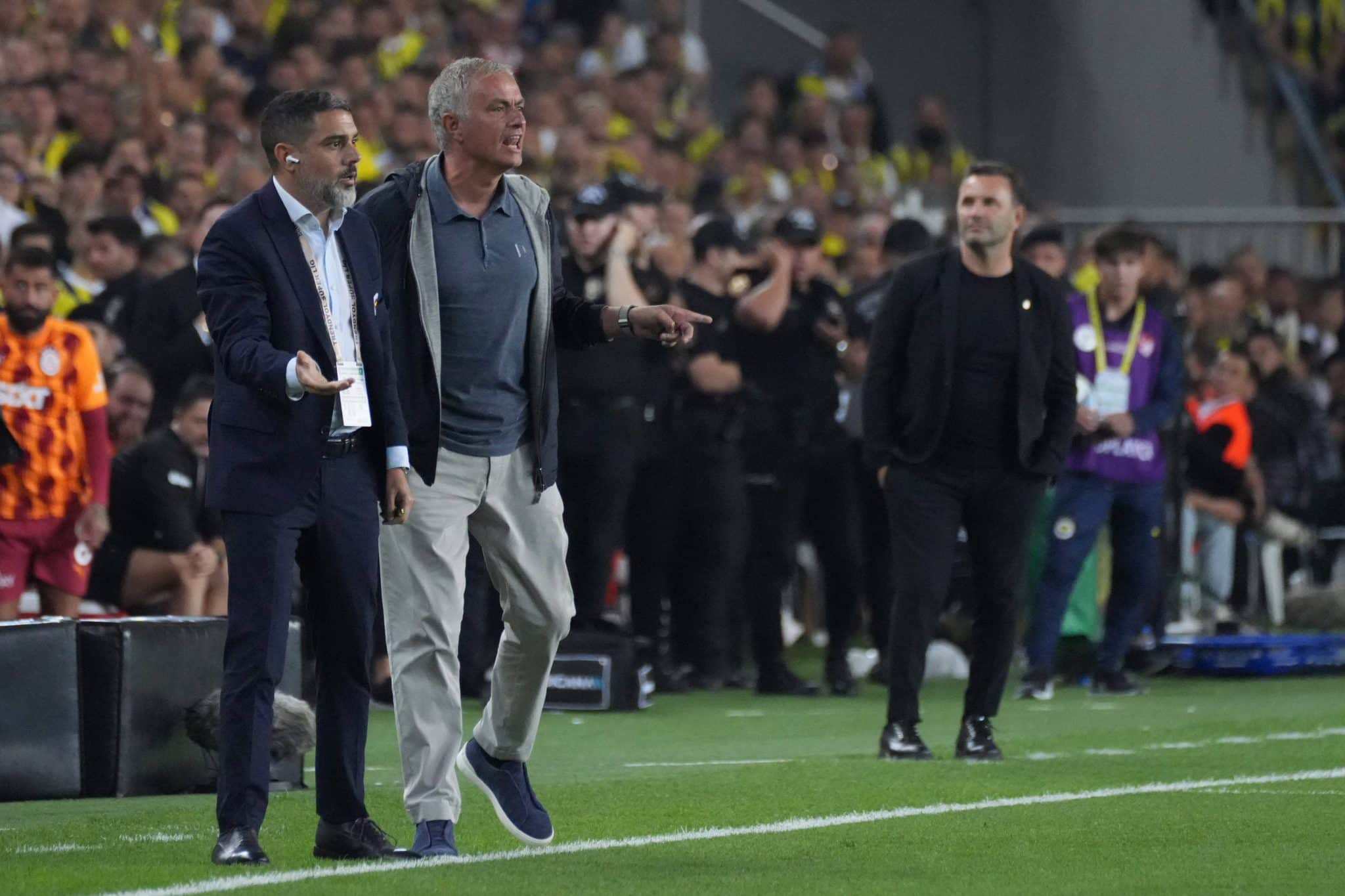 Coach Jose Mourinho of Fenerbahce and Coach Okan Buruk (R) of Galatasaray during the Turkish Super League derby match be