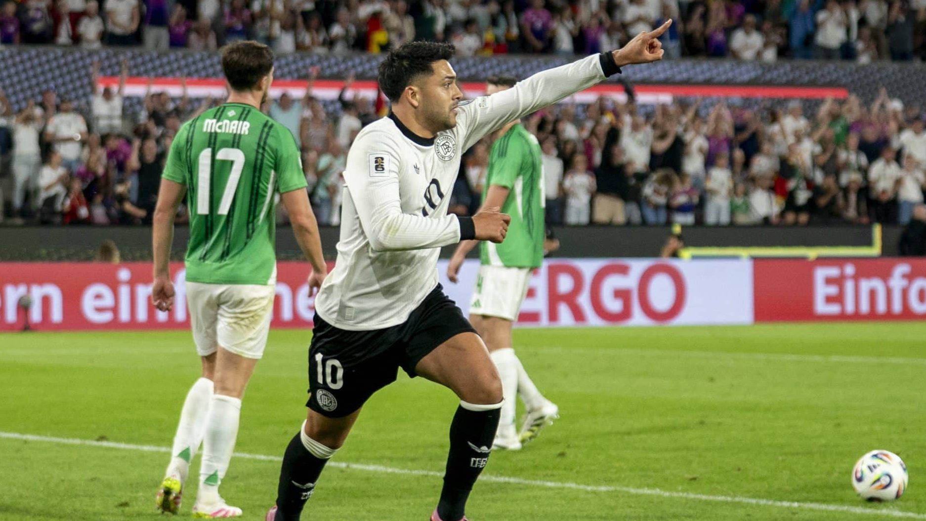 Alemanha flerta com vexame, mas her&oacute;i improv&aacute;vel mant&eacute;m chama acesa rumo &agrave; Copa do Mundo