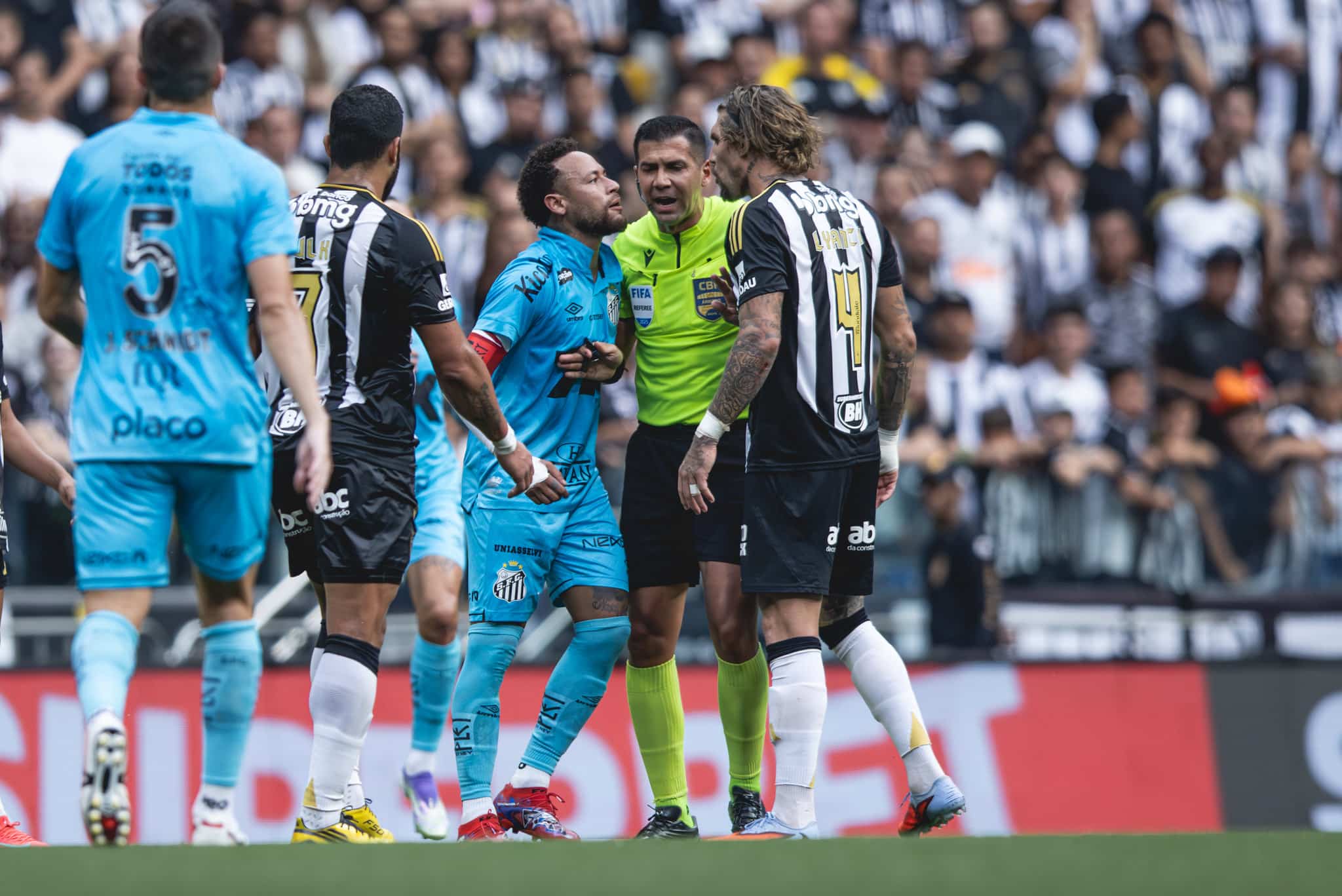 Neymar discute com Lyanco durante derrota do Santos para o Atl&eacute;tico