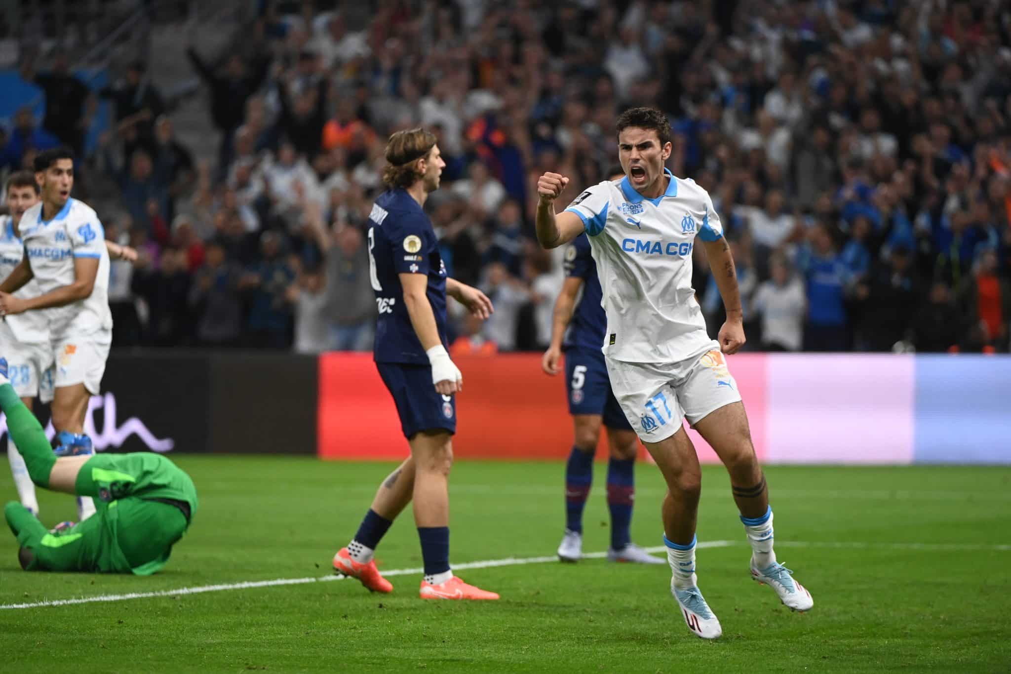 Matthew O'Riley celebra gol do Marseille