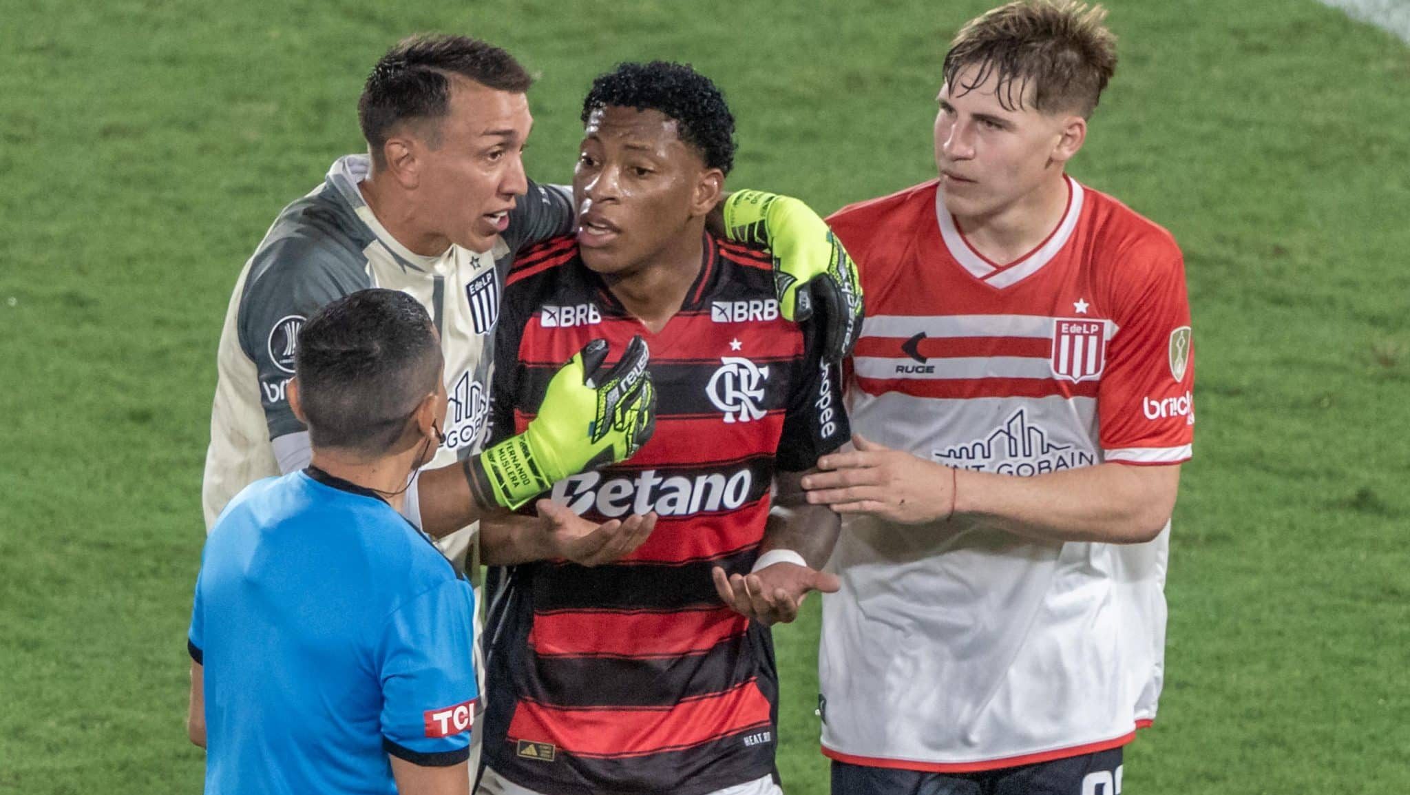 Flamengo amea&ccedil;a golear Estudiantes, mas queda de ritmo e arbitragem deixam confronto aberto