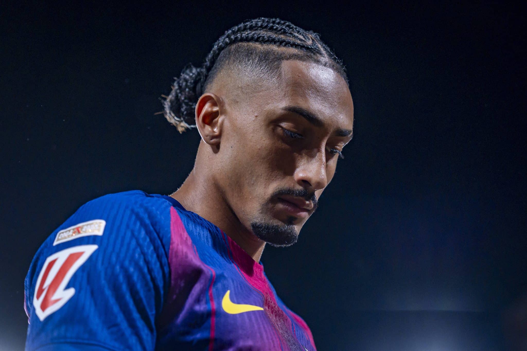 Raphinha foi substitu&iacute;do no 2&ordm; tempo de Rayo Vallecano x Barcelona (Foto: Imago)