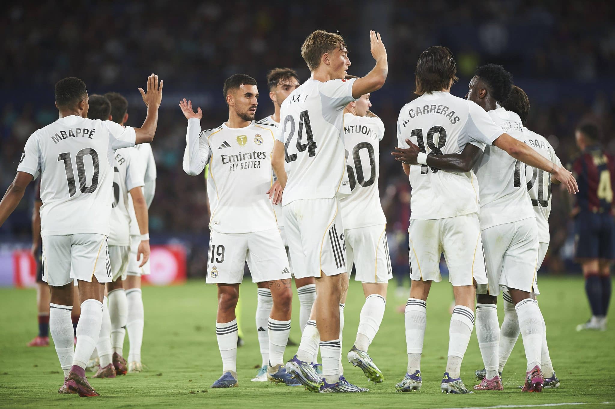 Elenco do Real Madrid comemora gol