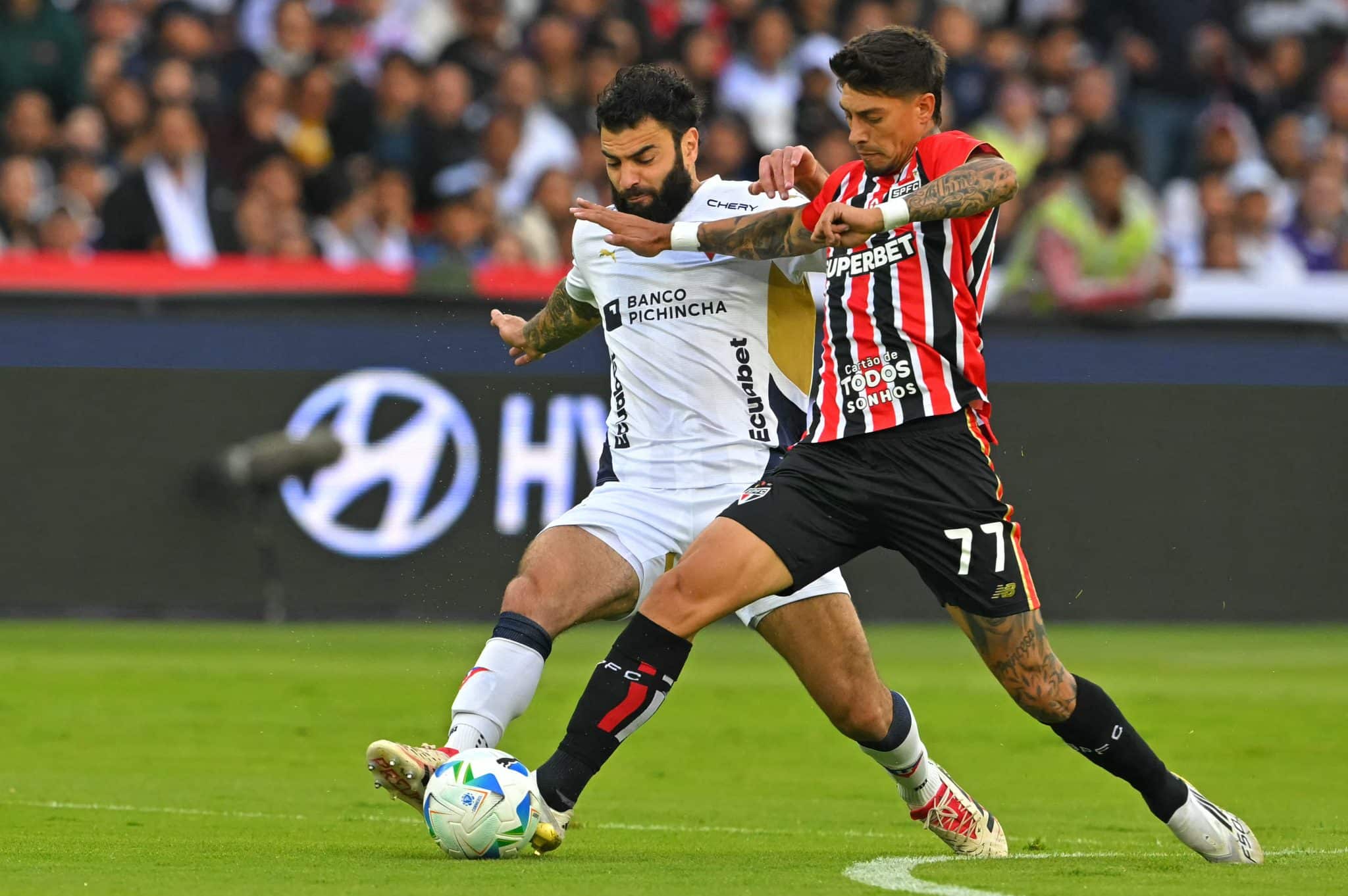 Rigoni, em a&ccedil;&atilde;o no duelo com a LDU