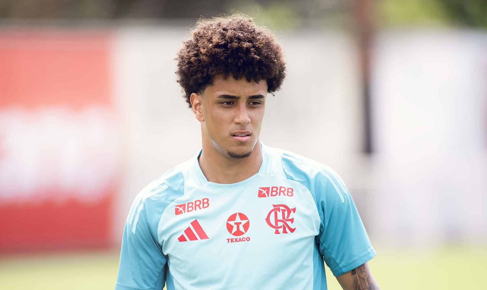 Artilheiro e observado pelo Barcelona: Quem &eacute; o jovem que pode ser relacionado pela primeira vez no Flamengo