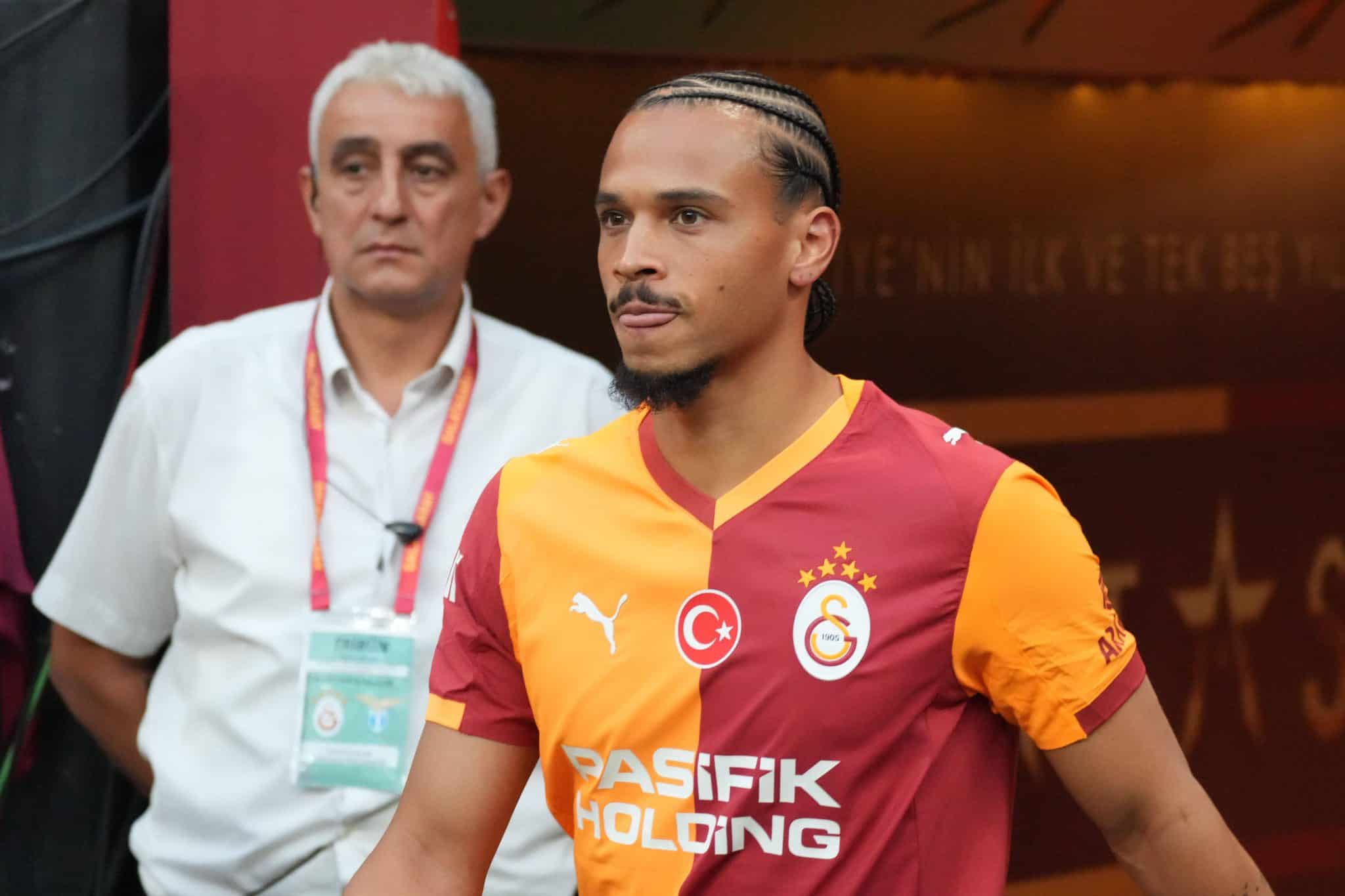 San&eacute; durante apresenta&ccedil;&atilde;o no Galatasaray 