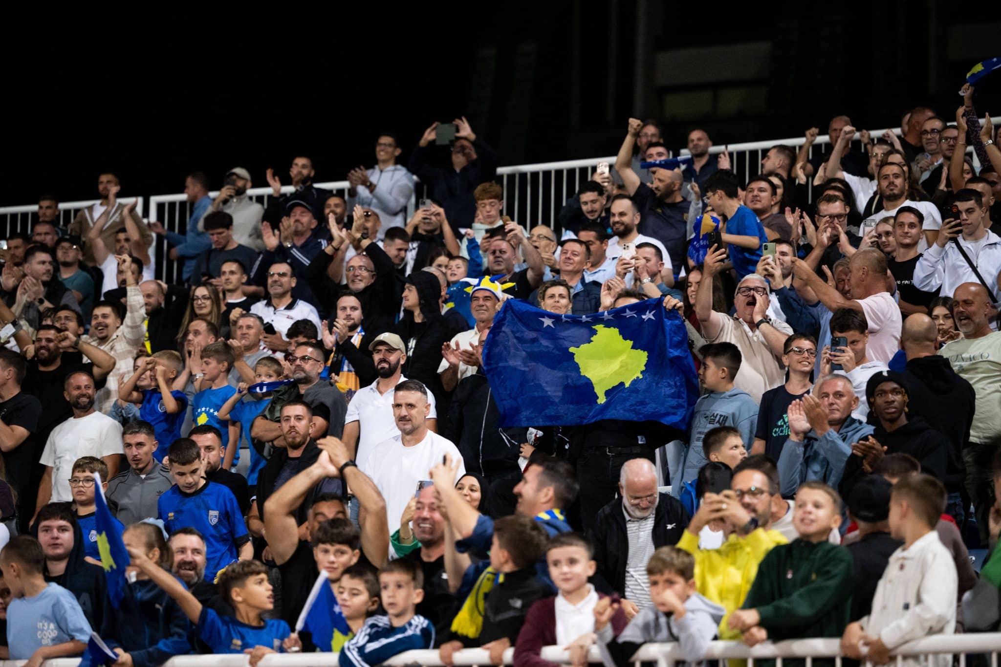 Torcida do Kosovo em jogo das Eliminat&oacute;rias