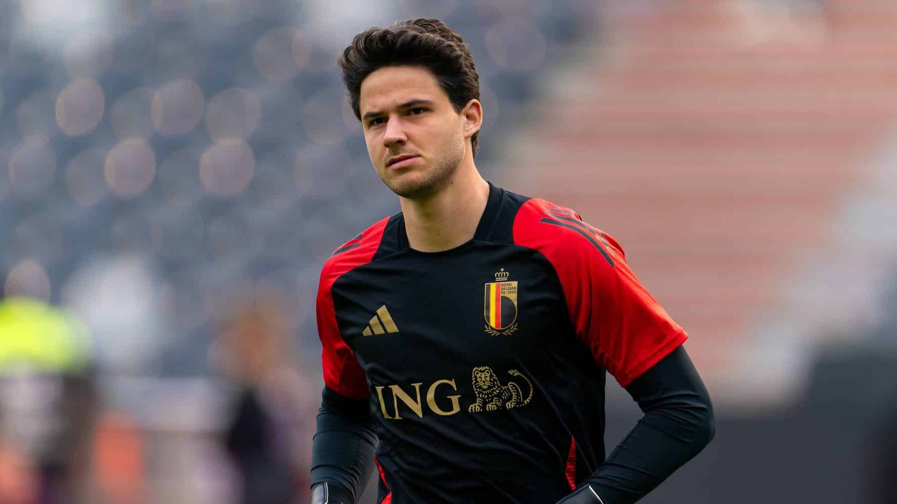 Talento enorme e encaixe na Premier League: Courtois aprova ida de pupilo para o United