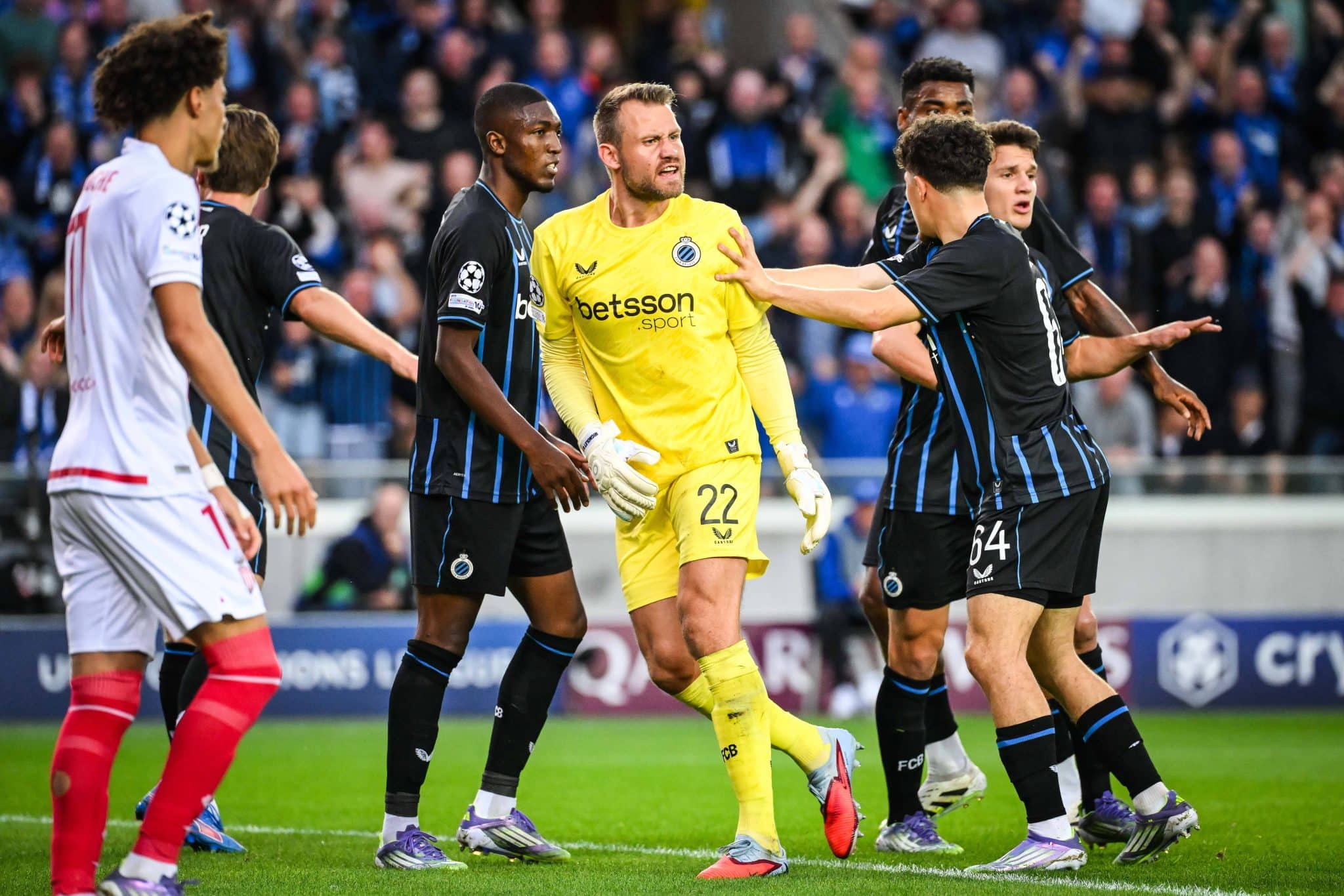 Mignolet comete p&ecirc;nalti, defendeu cobran&ccedil;a e se machucou em Club Brugge x Monaco (Foto: Imago)