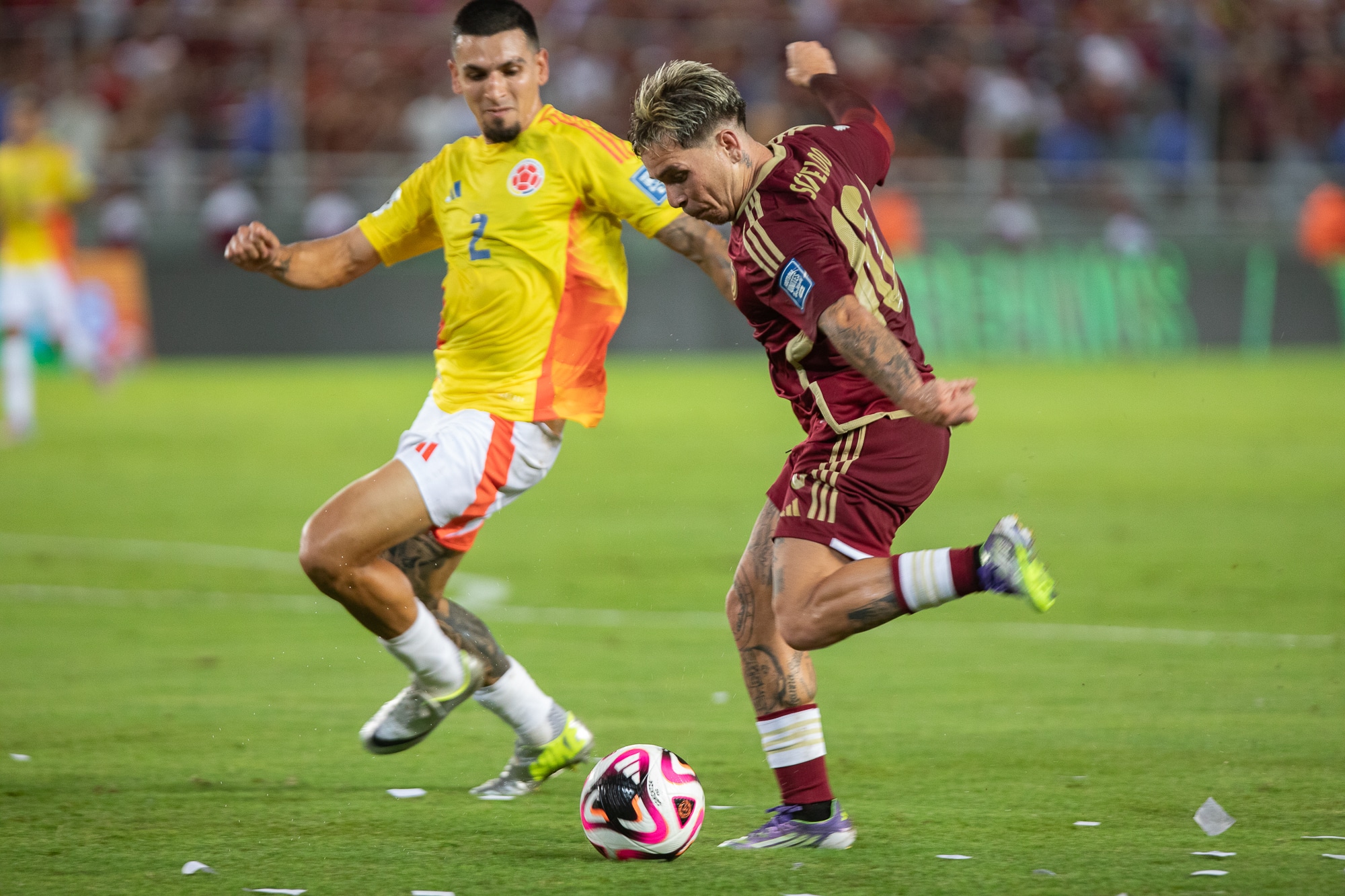 Soteldo e Munhoz em jogo entre Venezuela e Col&ocirc;mbia