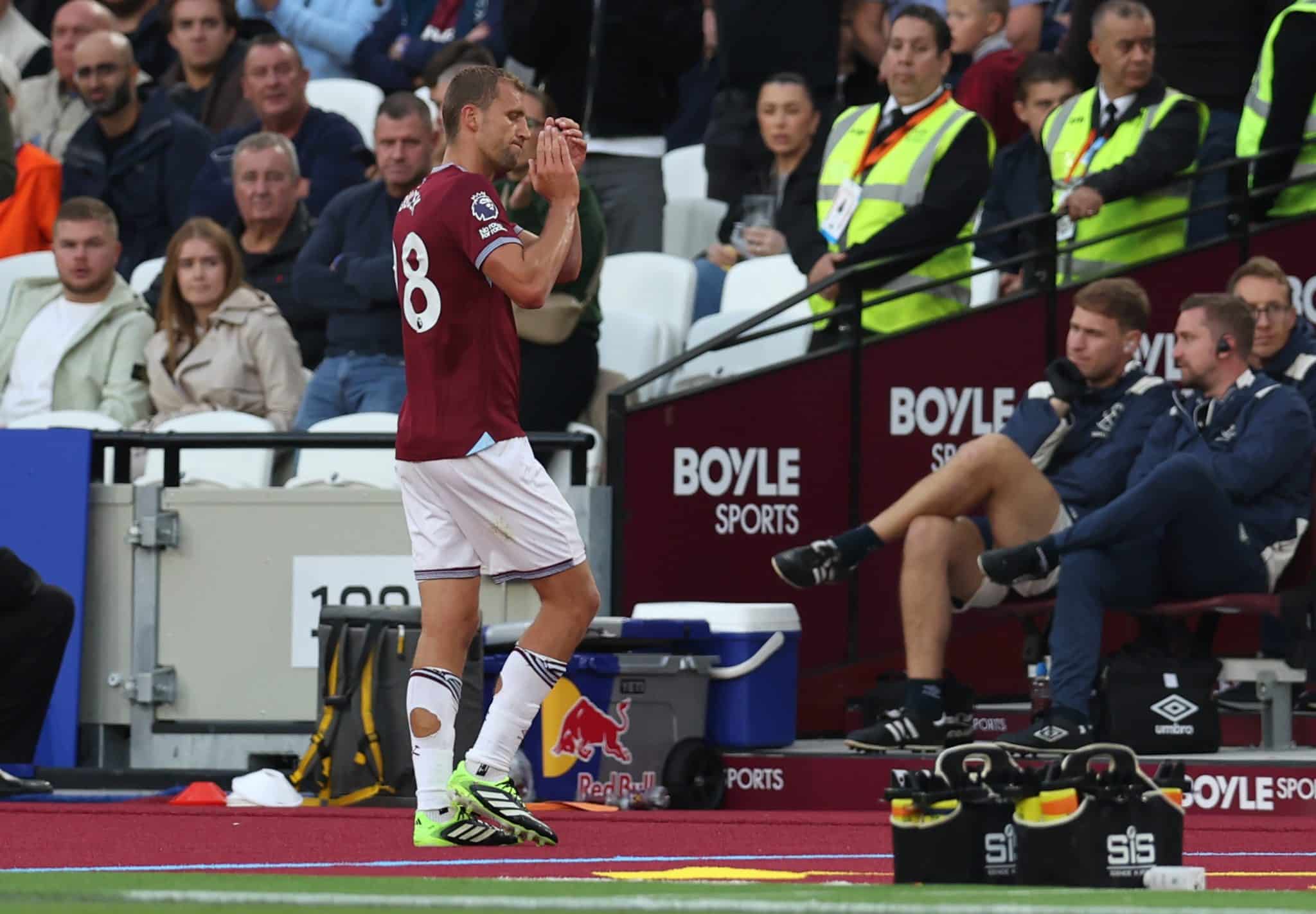 Soucek pede desculpas para a torcida ap&oacute;s expuls&atilde;o (Foto: Iconsport)