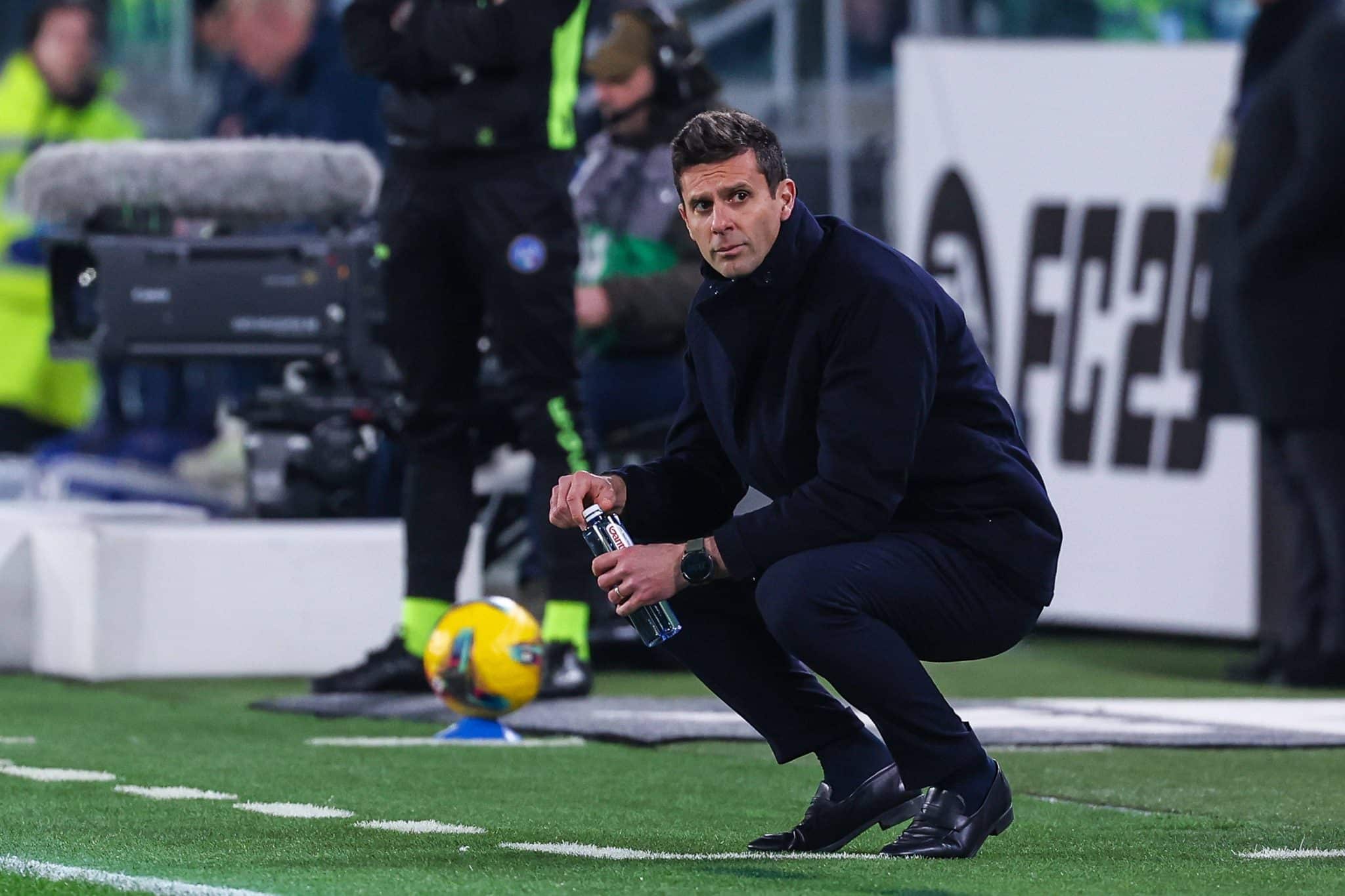 Thiago Motta agachado na &aacute;rea t&eacute;cnica durante jogo da Juventus