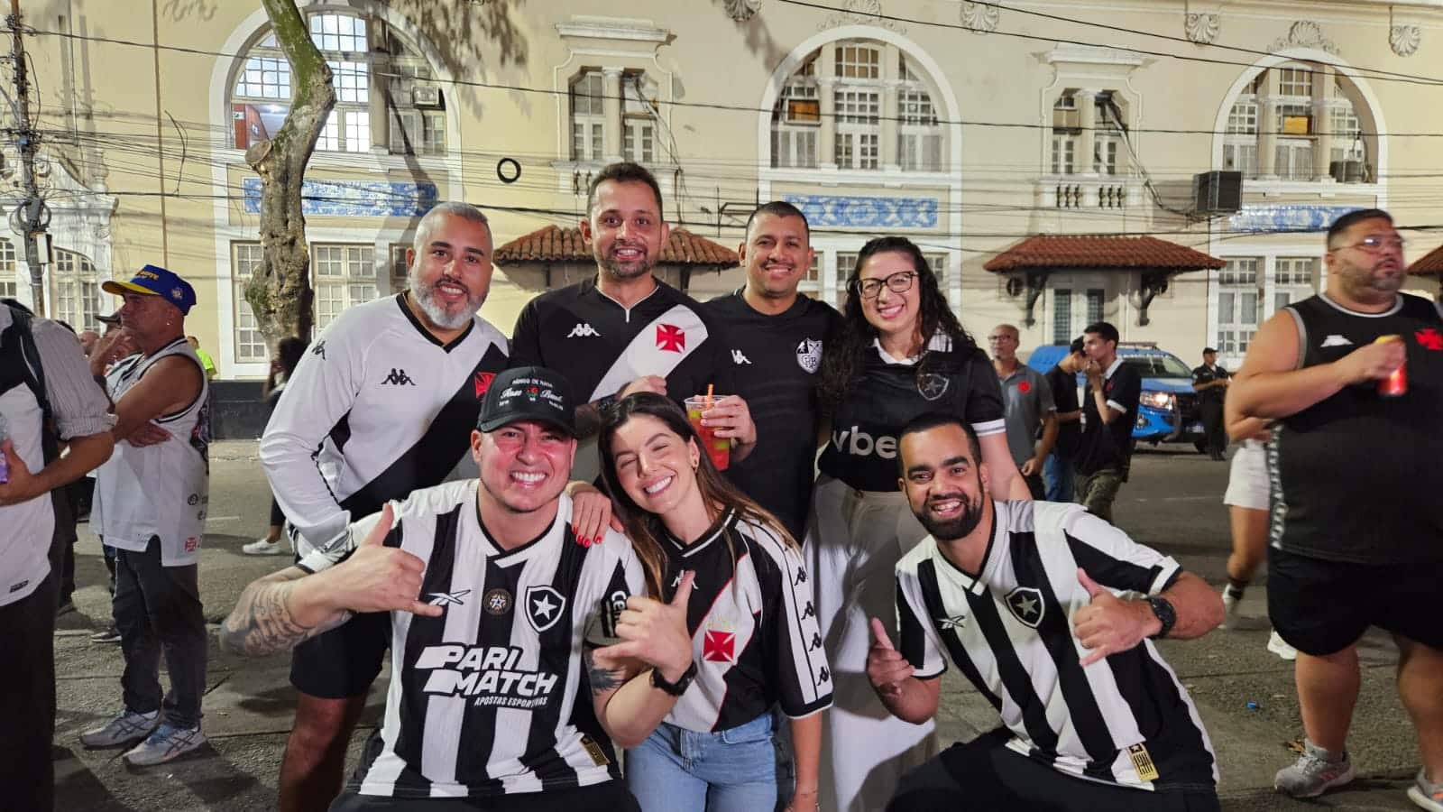Torcedores de Botafogo e Vasco convivem em paz em dias de cl&aacute;ssicos (Foto: Gabriel Rodrigues/Trivela)
