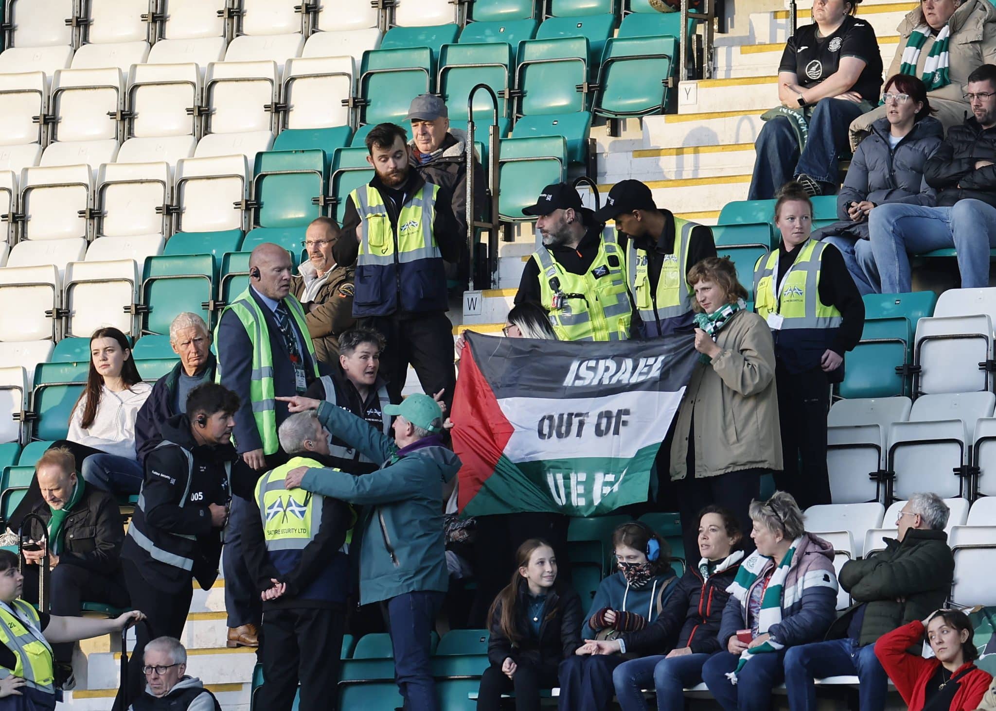 Torcida com bandeira pr&oacute;-Palestina
