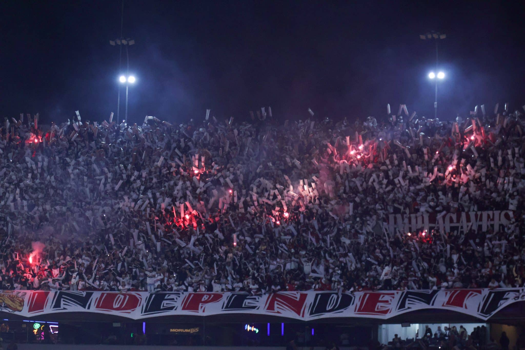 Torcida do S&atilde;o Paulo durante partida contra a LDU