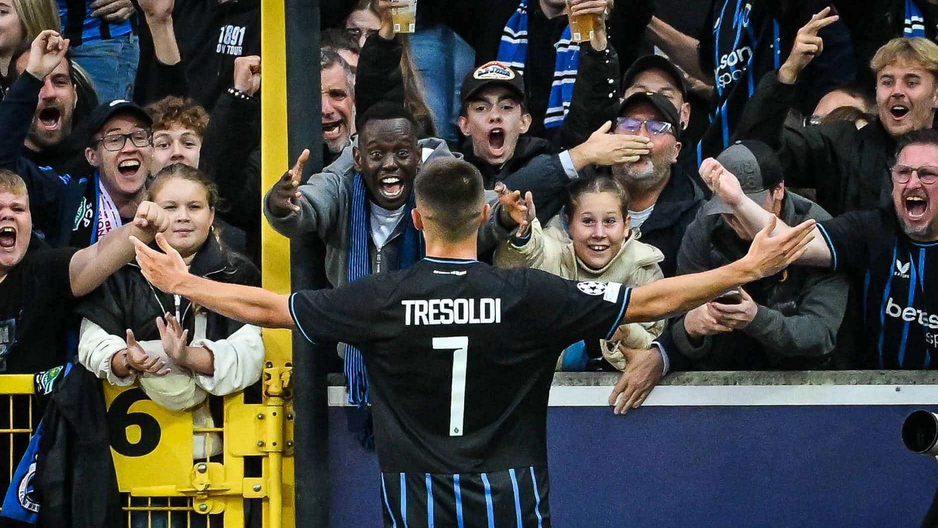 Com brilho de ex-Liverpool, dupla da Sele&ccedil;&atilde;o &eacute; v&iacute;tima de passeio na Champions