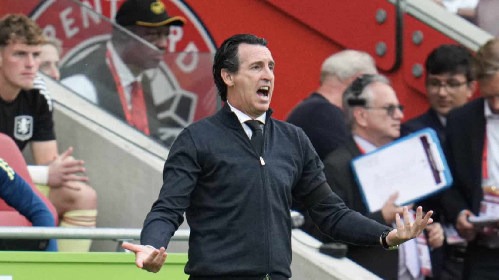 O t&eacute;cnico Unai Emery em jogo do Aston Villa