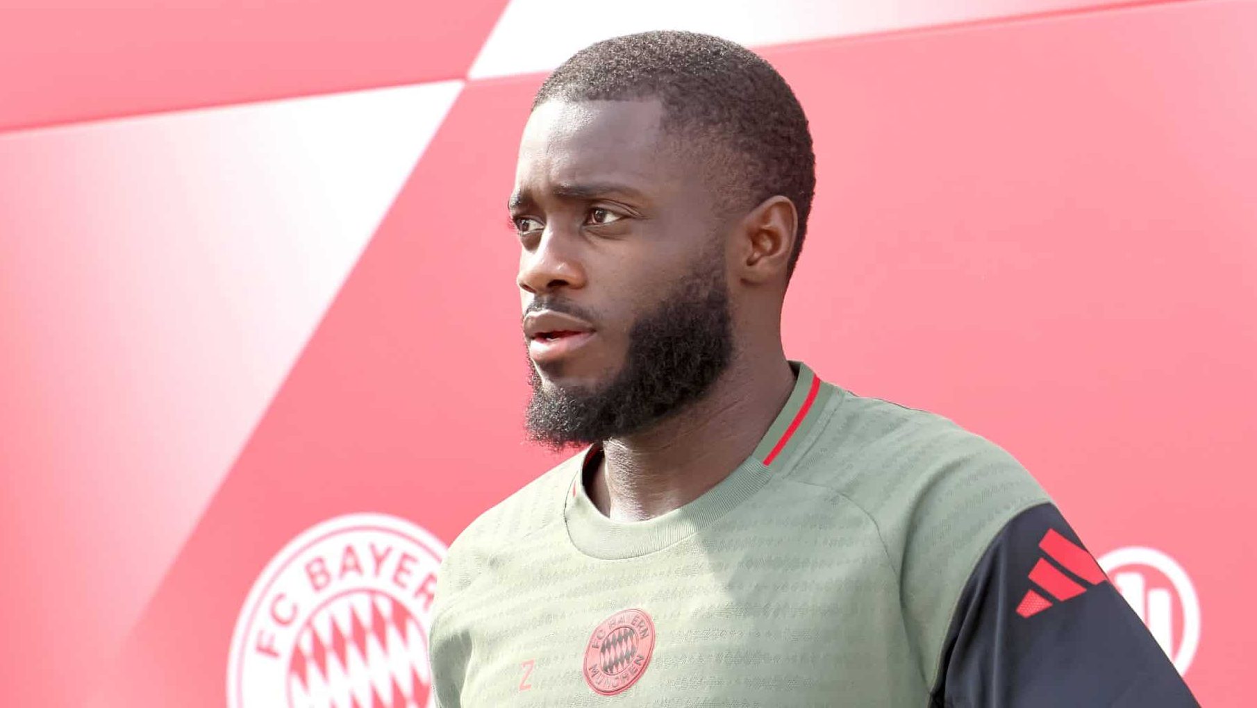 &lsquo;N&atilde;o falo outras palavras em franc&ecirc;s&rsquo;: Diretor do Bayern ironiza negocia&ccedil;&atilde;o para manter Upamecano