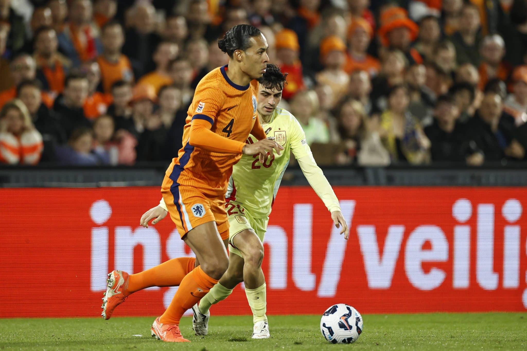 Van Dijk e Pedri se enfrentaram pelas quartas de final da Nations League entre Espanha x Pa&iacute;ses Baixos Foto: (Imago)