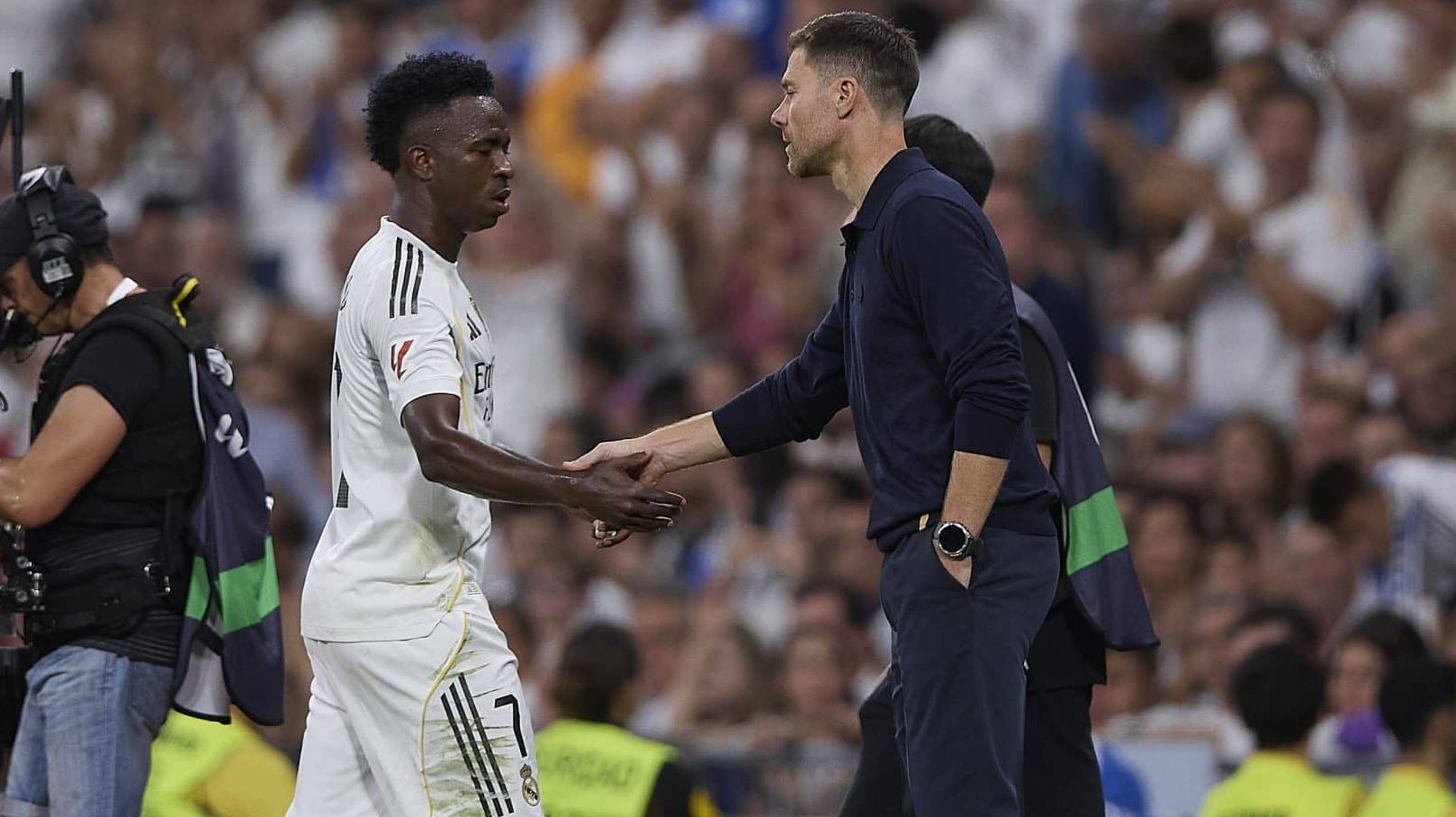 Vinicius Jr. e Xabi Alonso, do Real Madrid (Foto: Imago)