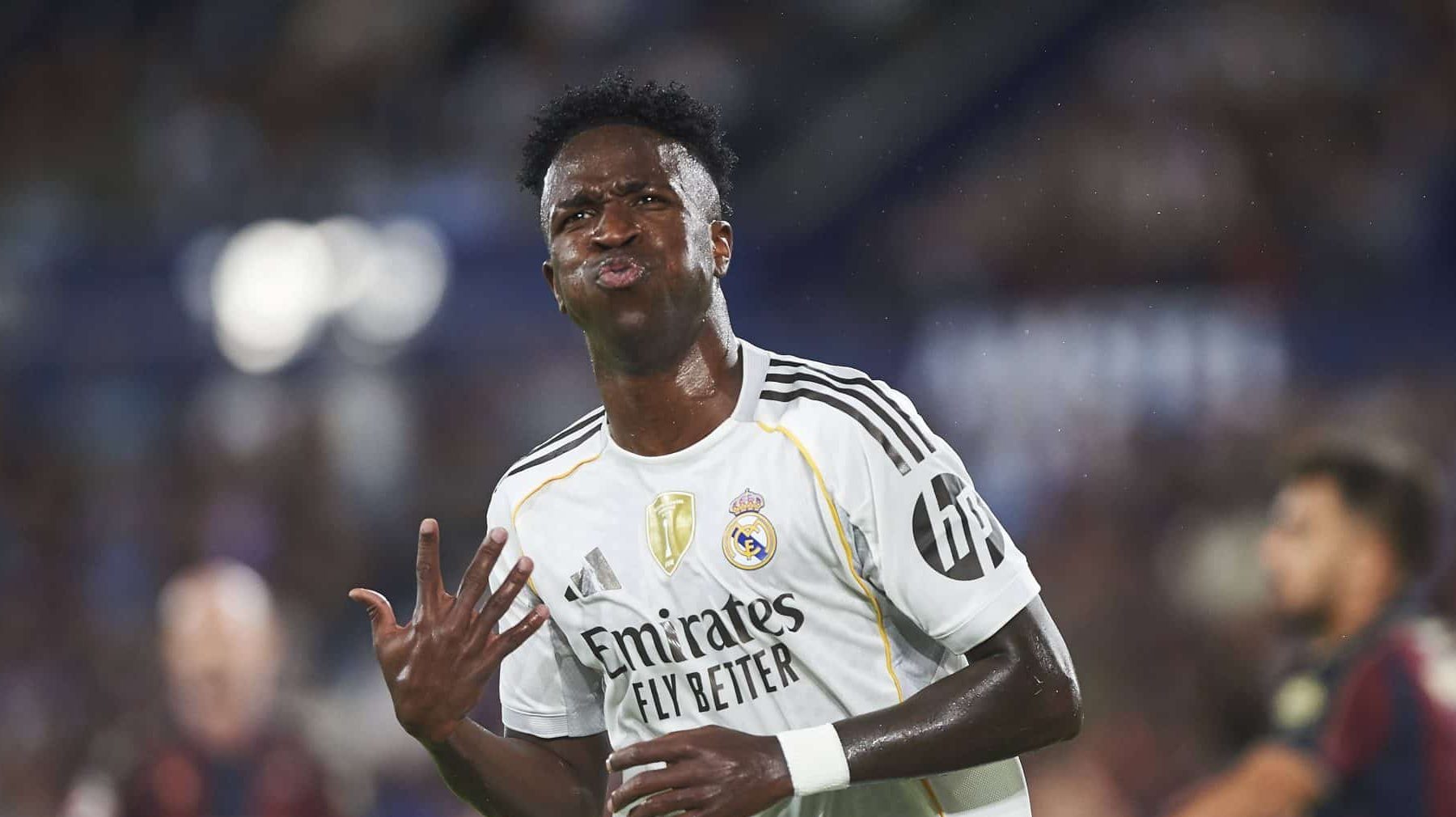 Recado de Vinicius Junior a Xabi Alonso vem em campo em vit&oacute;ria impositiva do Real