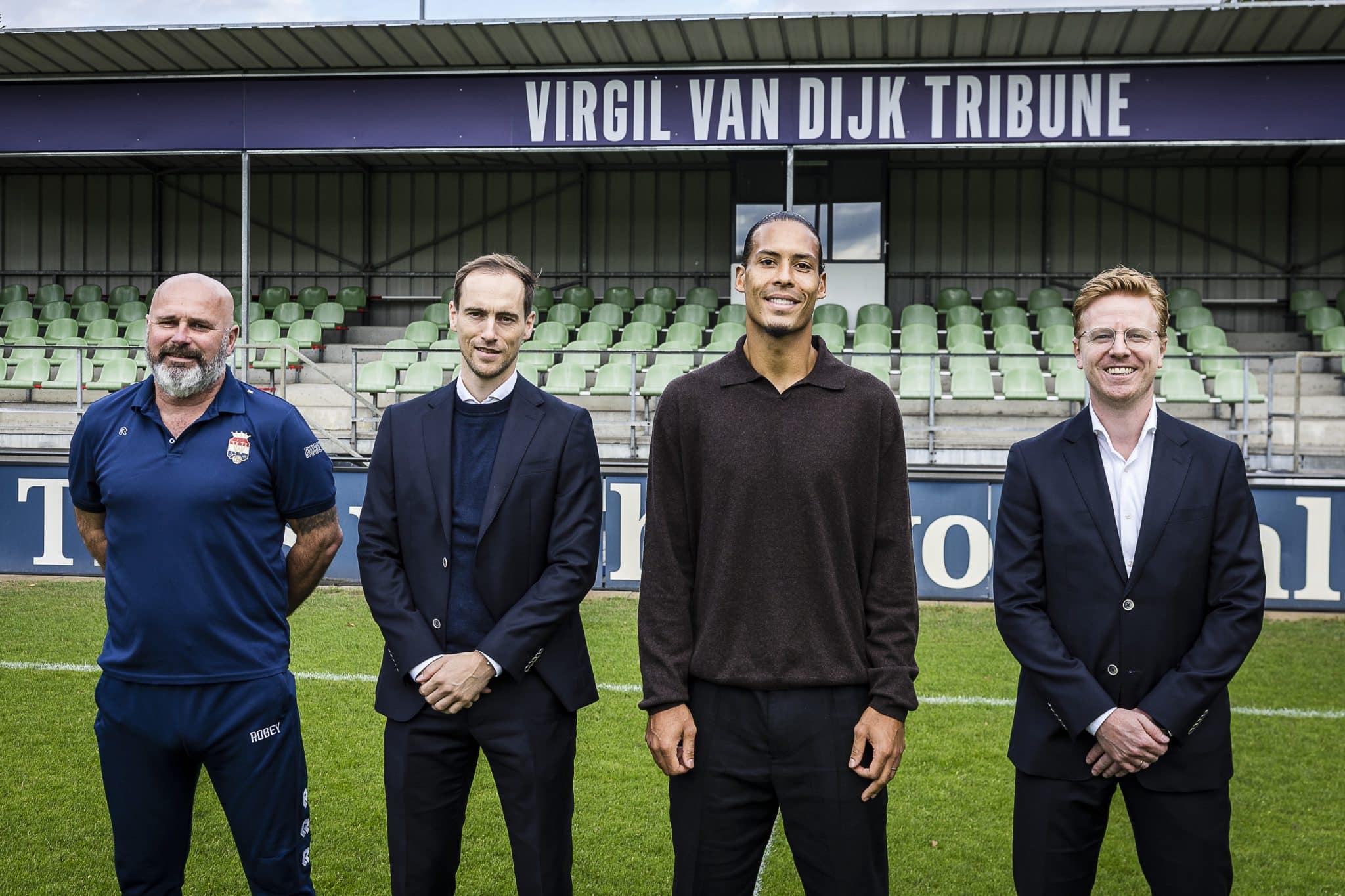 Virgil Van Dijk agora d&aacute; nome &agrave; arquibancada principal do Sportpark Prinsenhoeve, est&aacute;dio da base do Willem II (Foto: Divulga&ccedil;&atilde;o/Willem II)