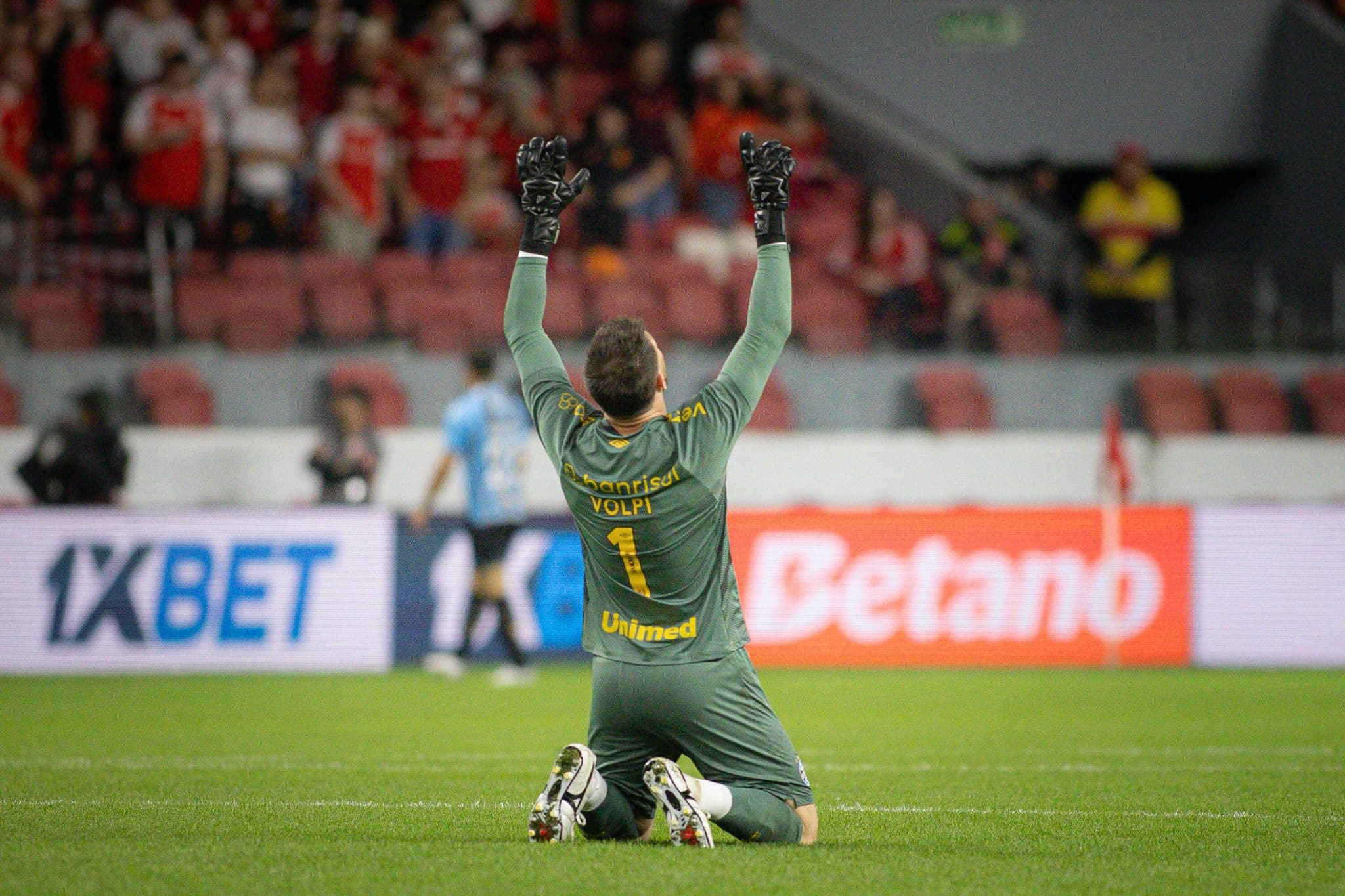 Tiago Volpi em Internacional x Gr&ecirc;mio (Foto: IconSport)