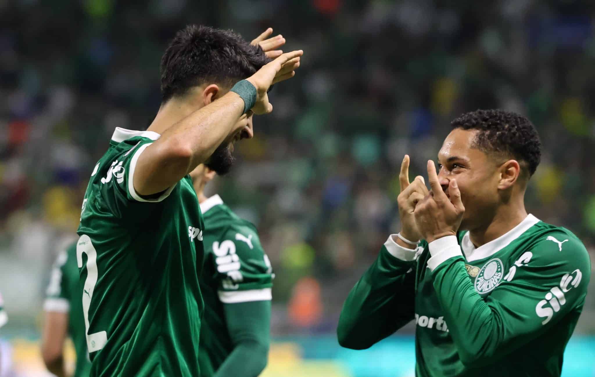 Flaco-Roque comemoram terceiro gol do Palmeiras contra o Vasco