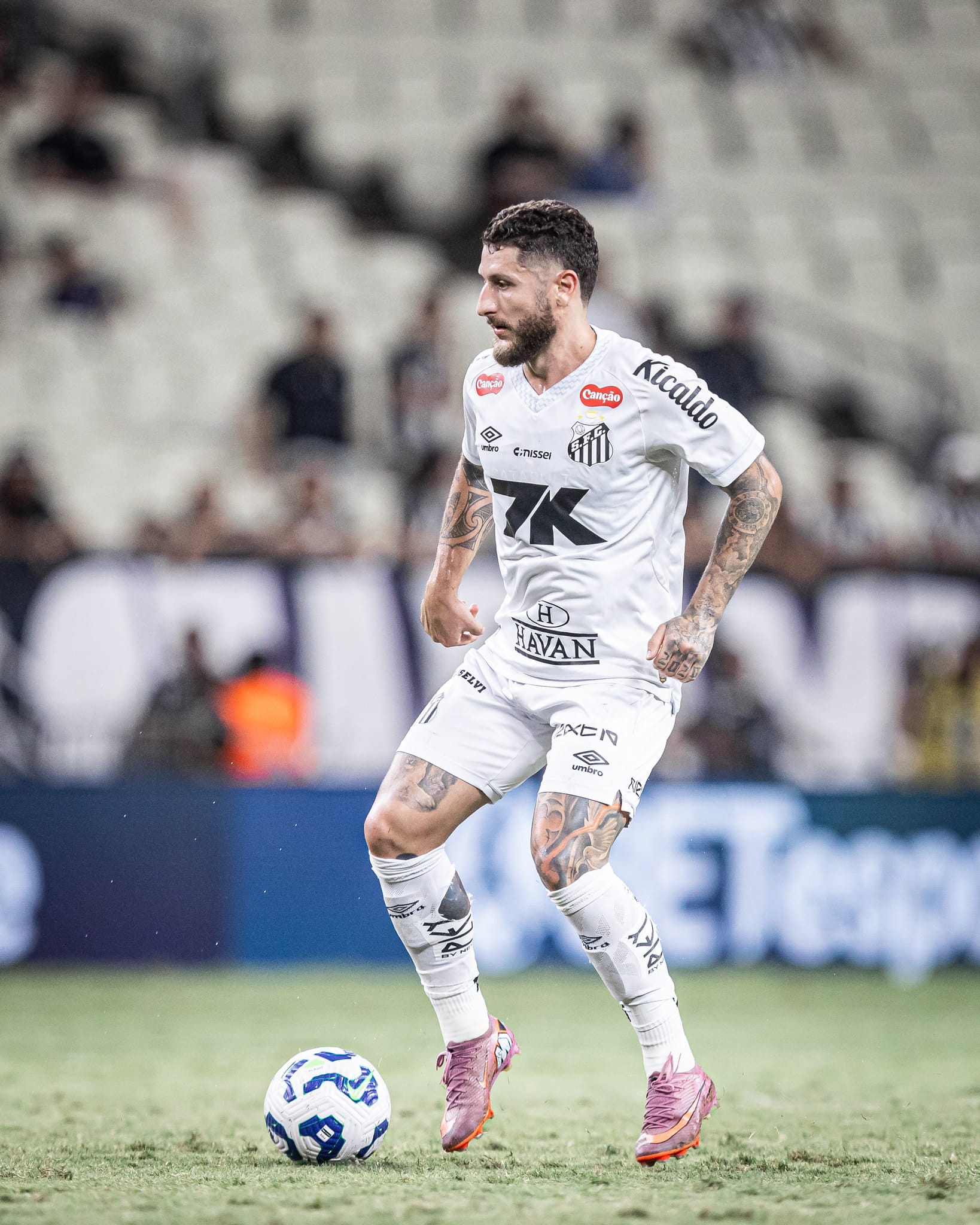 Z&eacute; Rafael em a&ccedil;&atilde;o na derrota do Santos para o Cear&aacute;, na Arena Castel&atilde;o