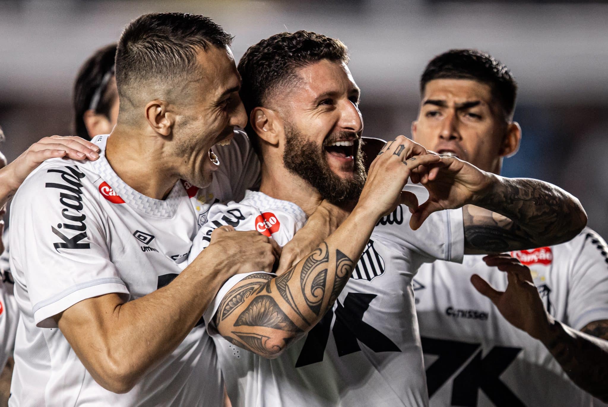 Ze Rafael comemora o primeiro gol pelo Santos