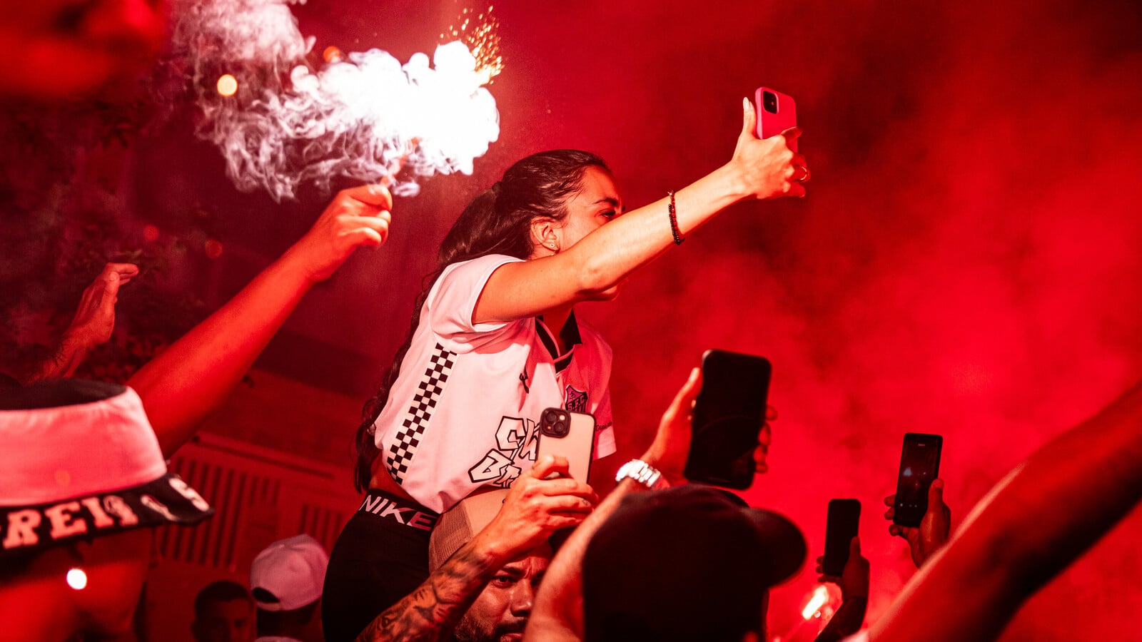&lsquo;Energia boa&rsquo; da torcida conduz Santos &agrave; vit&oacute;ria sobre o Corinthians e emociona Vojvoda