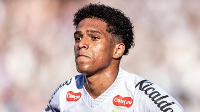 Souza mostra que prefer&ecirc;ncia de Vojvoda por Escobar na lateral do Santos &eacute; bem question&aacute;vel