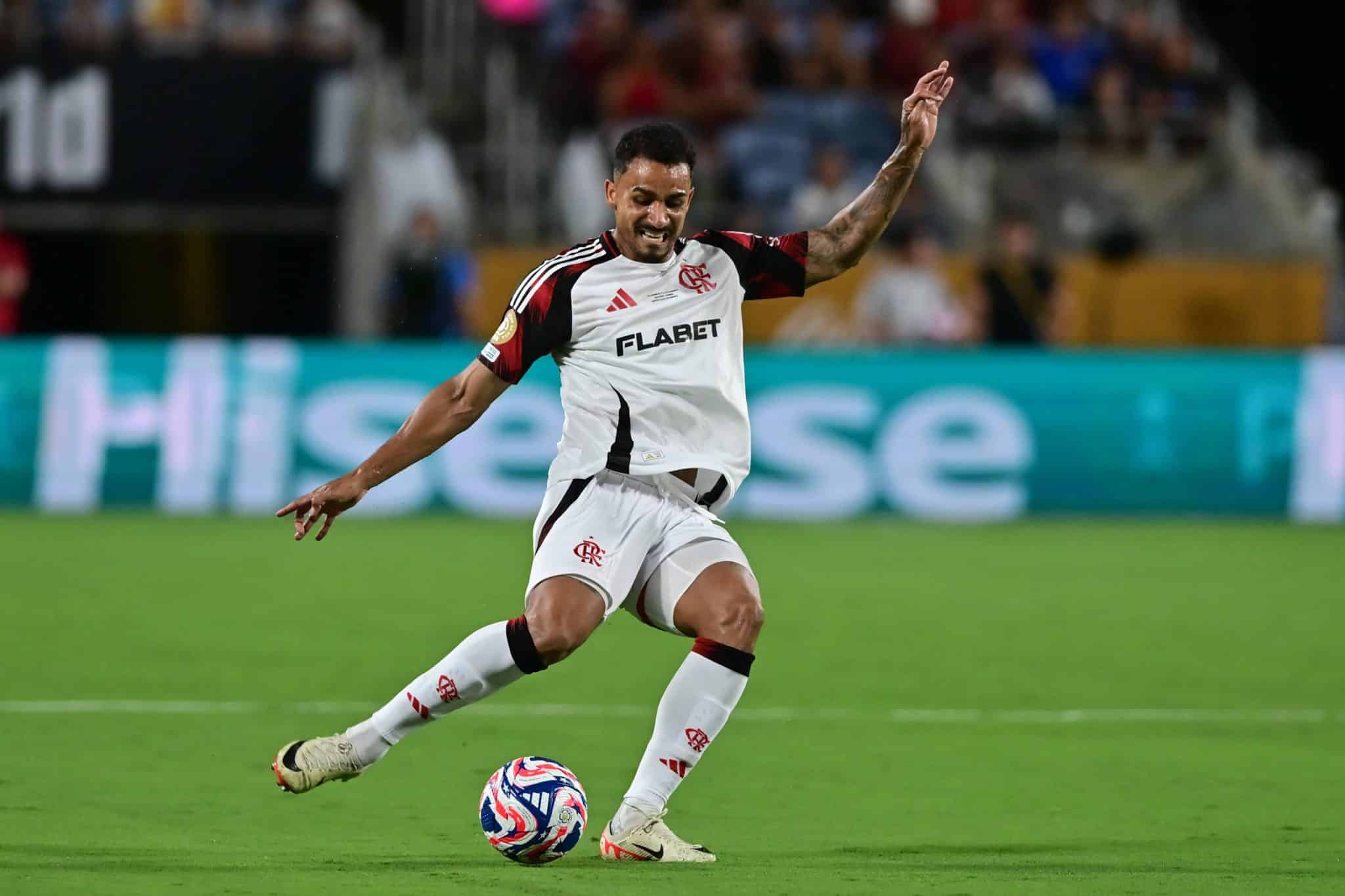 Danilo &eacute; um dos favoritos para substituir L&eacute;o Ortiz (Foto: Imago)