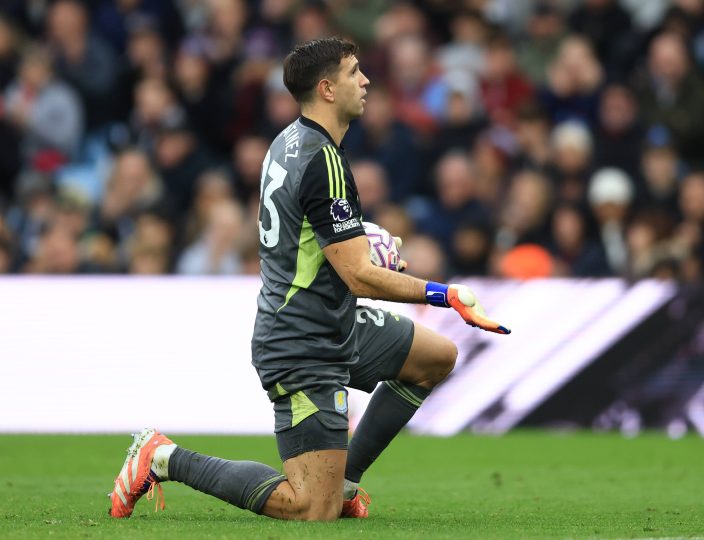 Dibu Martínez justifica status elevado no Aston Villa e frustra planos do Manchester City