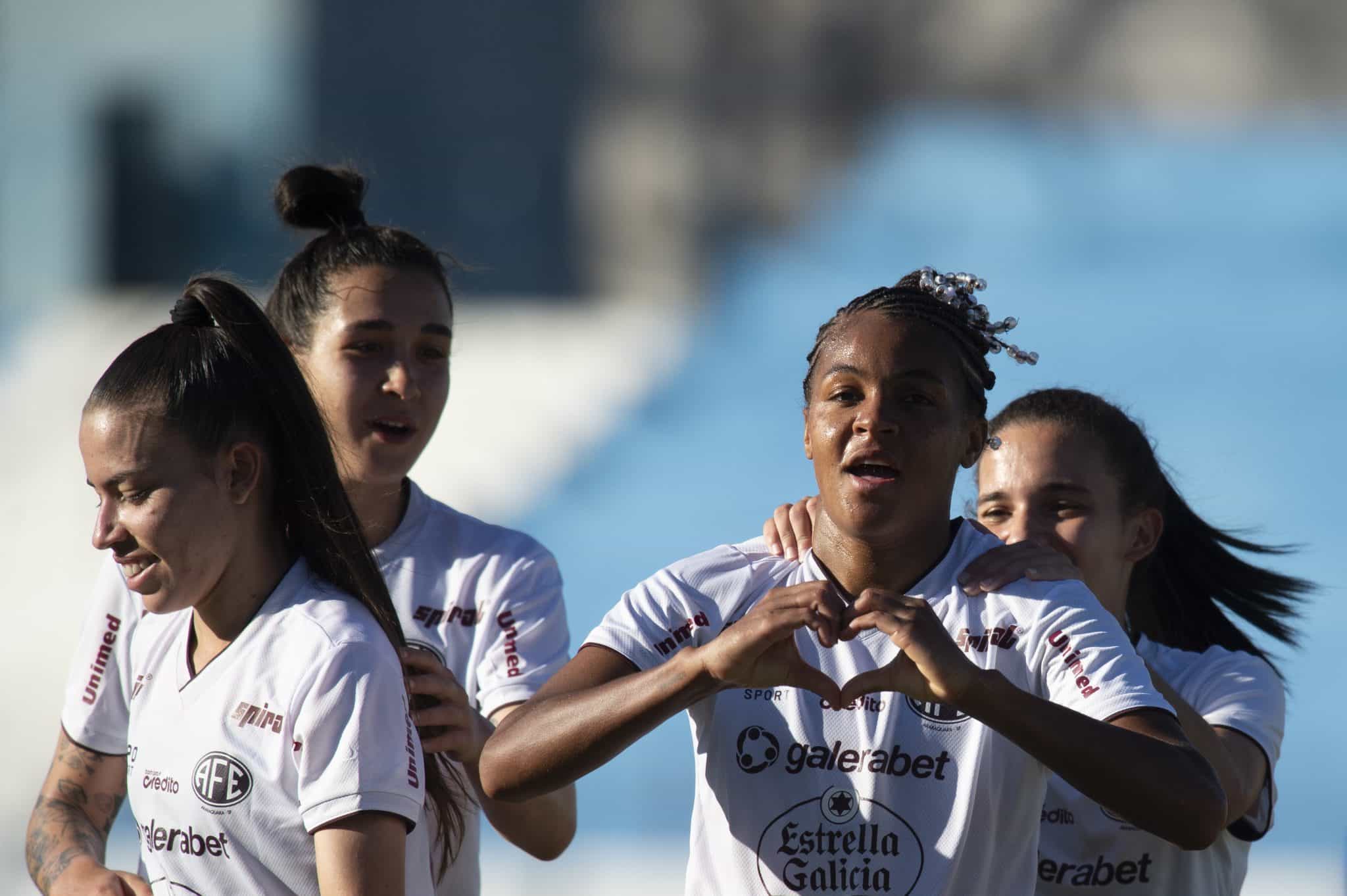 Jogadoras da Ferrovi&aacute;ria celebram gol no Paulist&atilde;o feminino