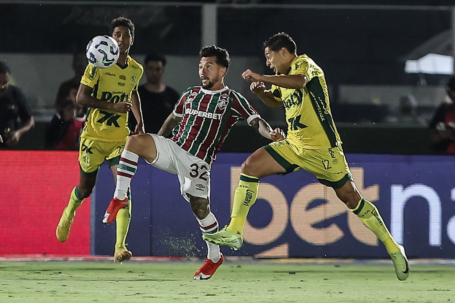 Sa&iacute;da de Acosto fez Fluminense perder for&ccedil;a (Foto: Lucas Mer&ccedil;on/FFC)