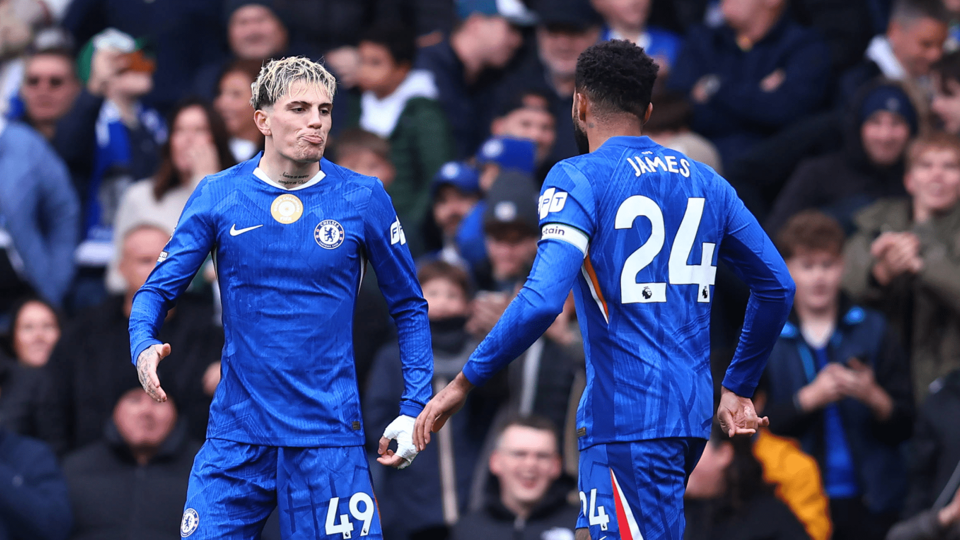 Garnacho e James ap&oacute;s gol do Chelsea