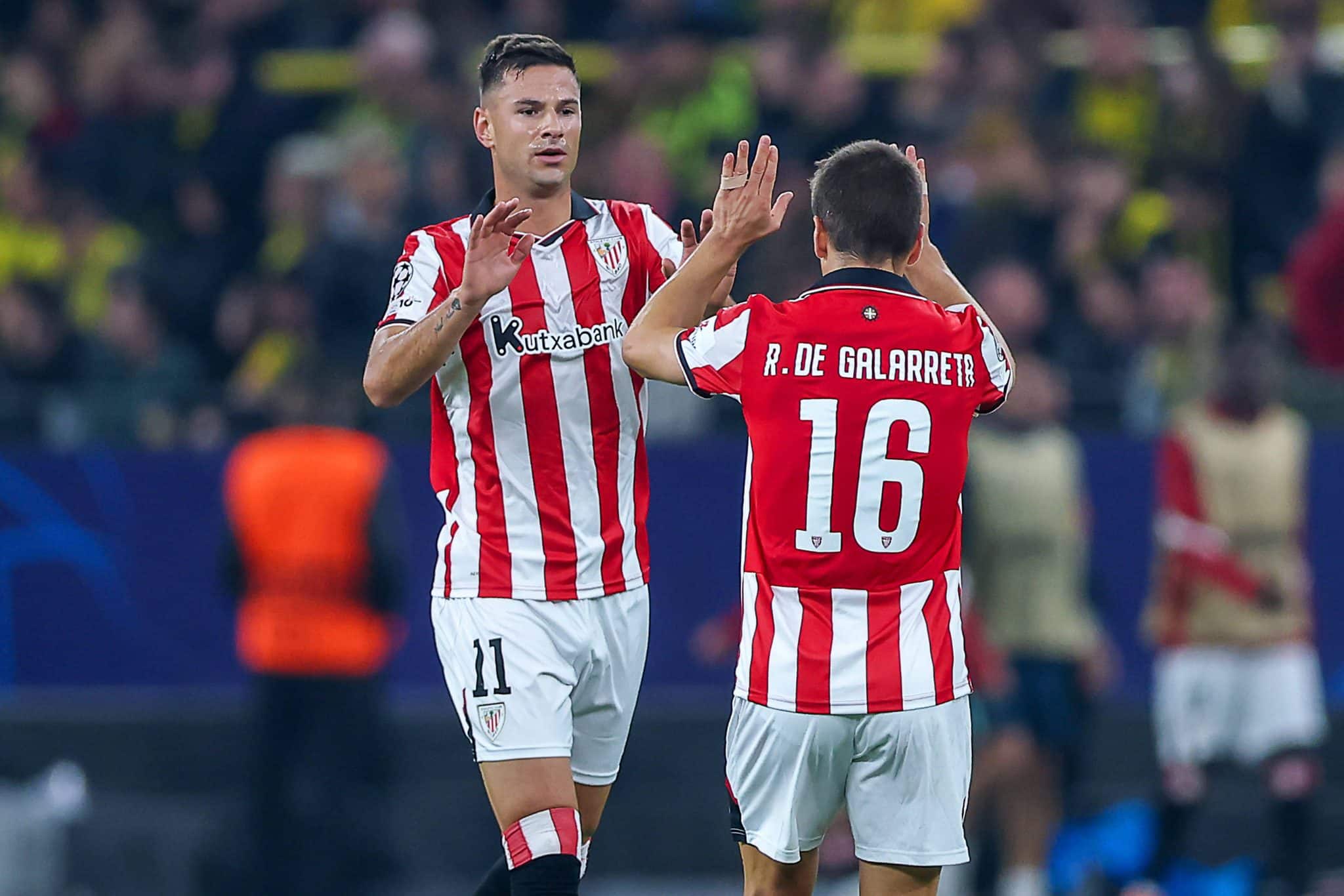 Guruzeta e Ruiz de Galarreta ap&oacute;s o gol do Bilbao