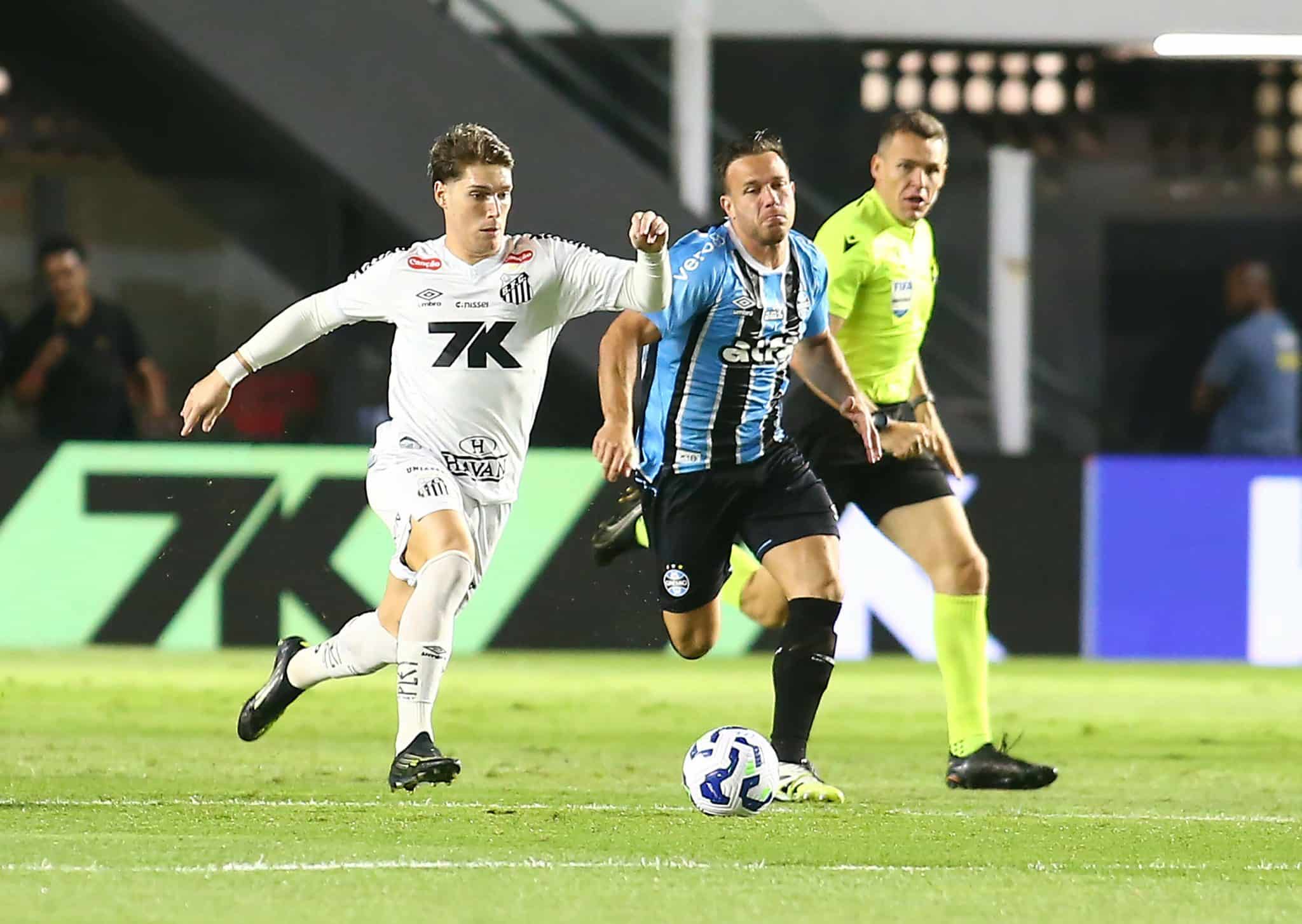 Rollheiser escapando de Arthur durante Santos e Gr&ecirc;mio