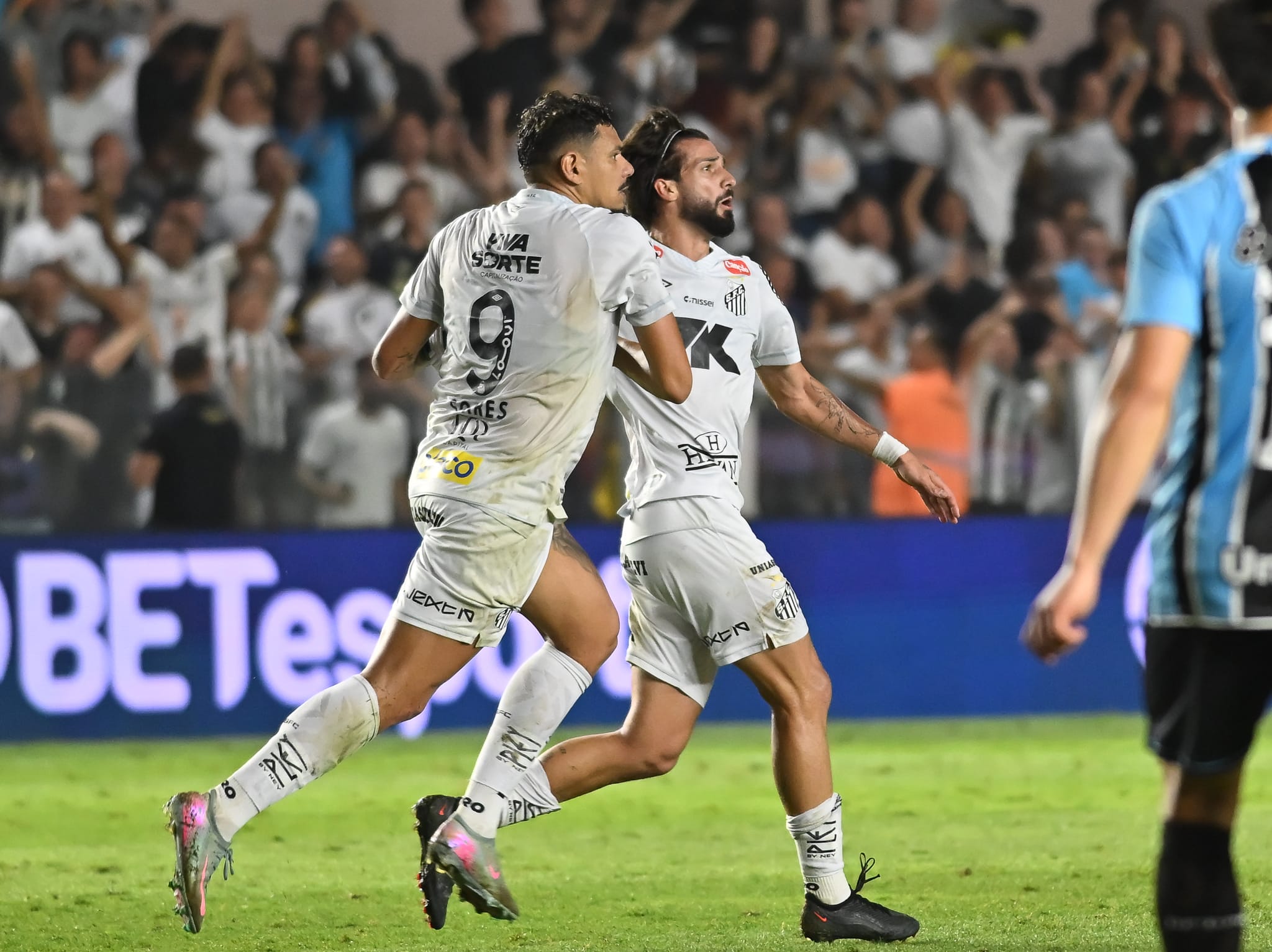 Tiquinho Soares e Lautaro Di&aacute;z ap&oacute;s empate do Santos com o Gr&ecirc;mio