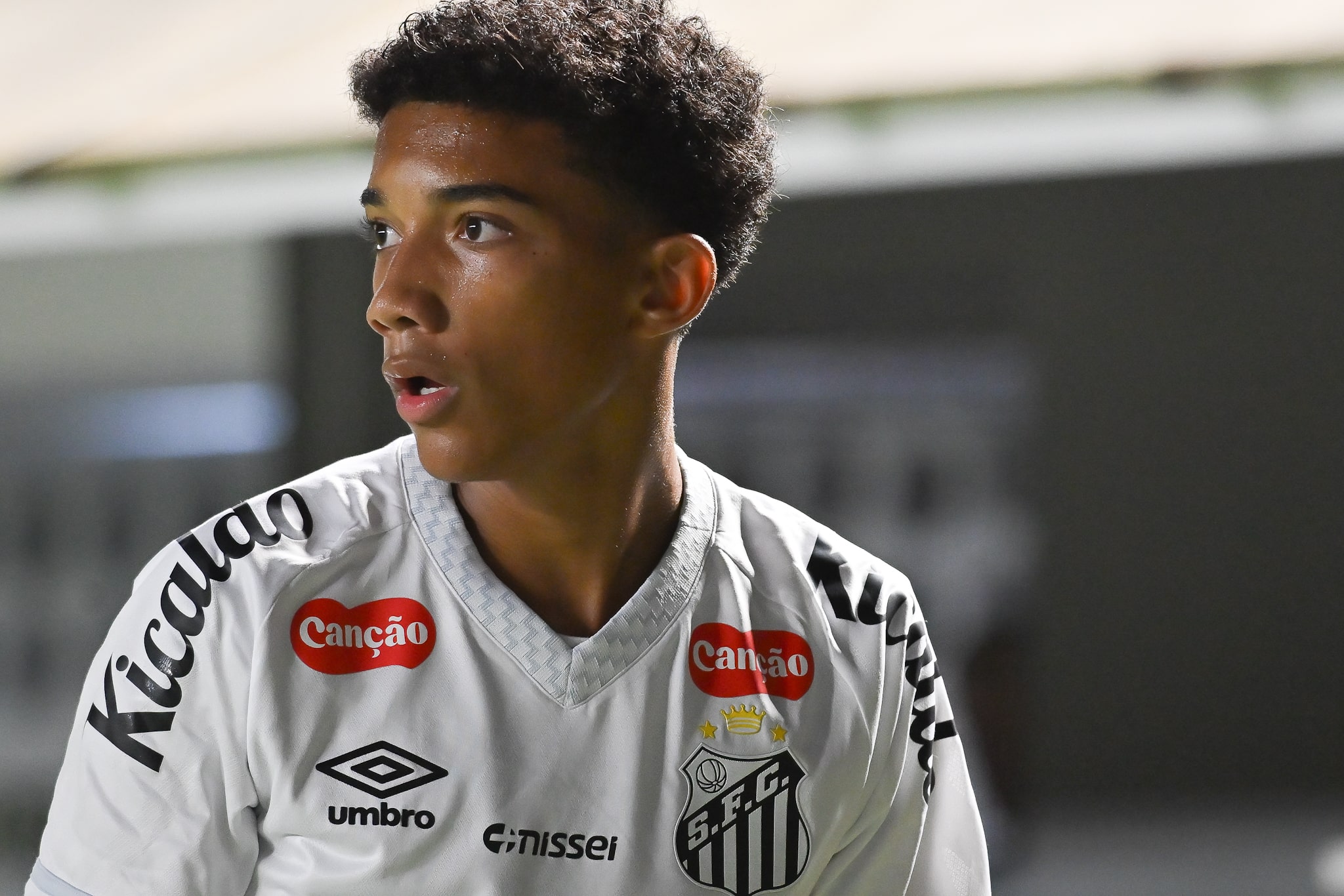 Robinho Jr. em cobran&ccedil;a de escanteio durante Santos e Gr&ecirc;mio