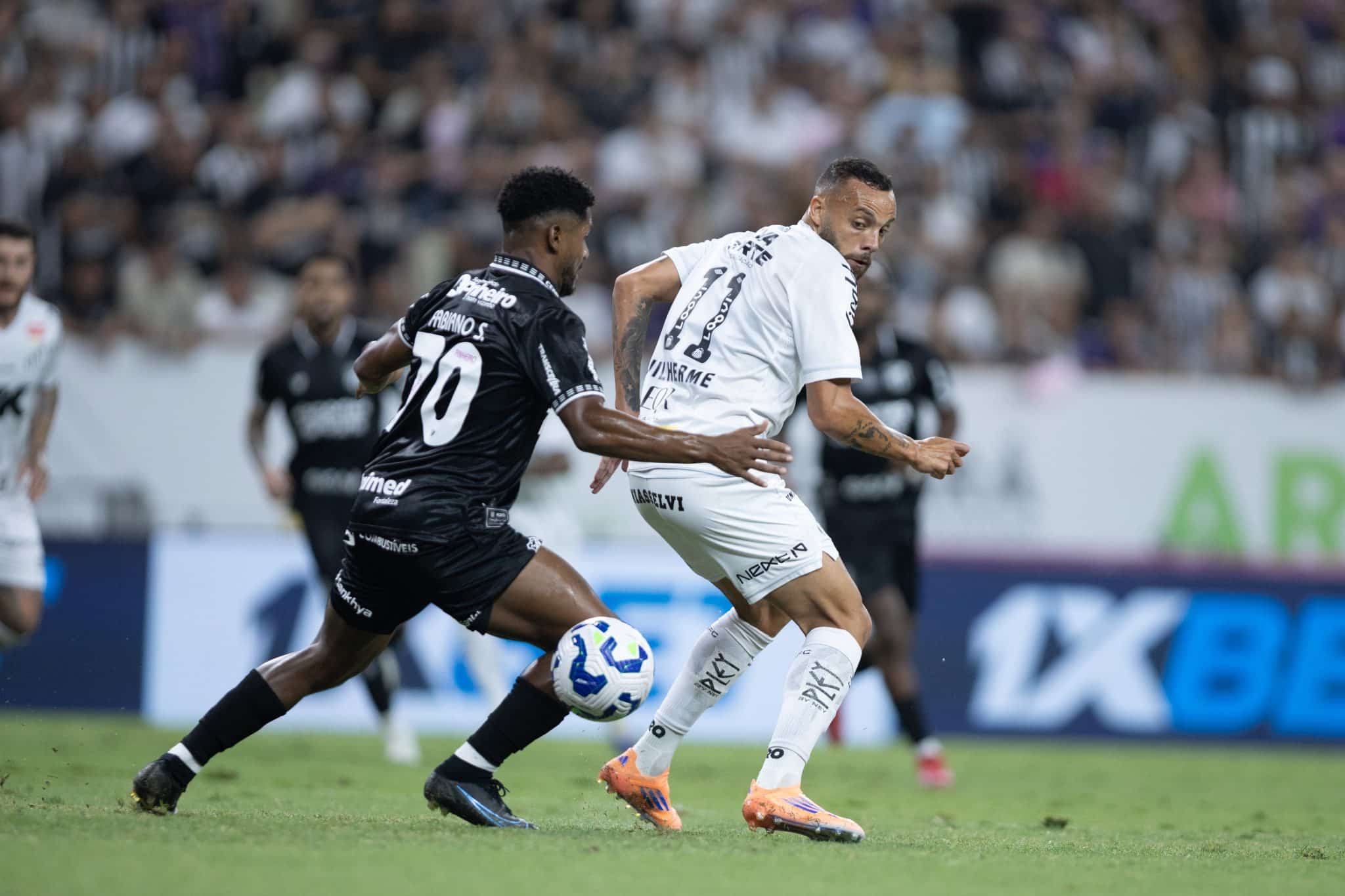 Guilherme tenta se livrar da marca&ccedil;&atilde;o do Cear&aacute; na Arena Castel&atilde;o