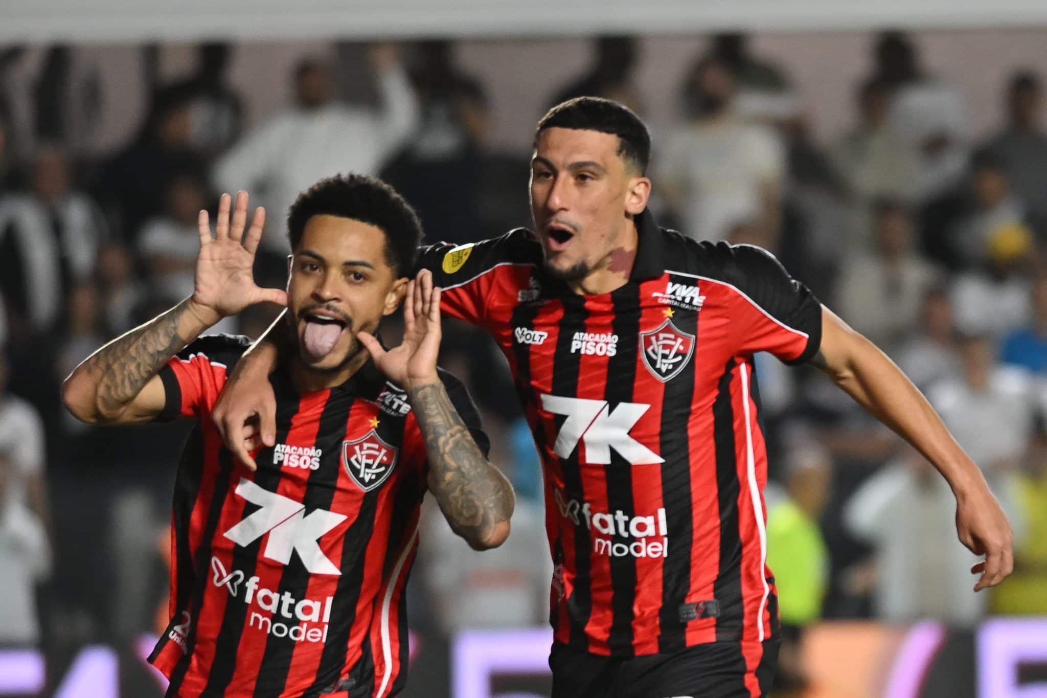 Matheuzinho comemora gol contra o Santos