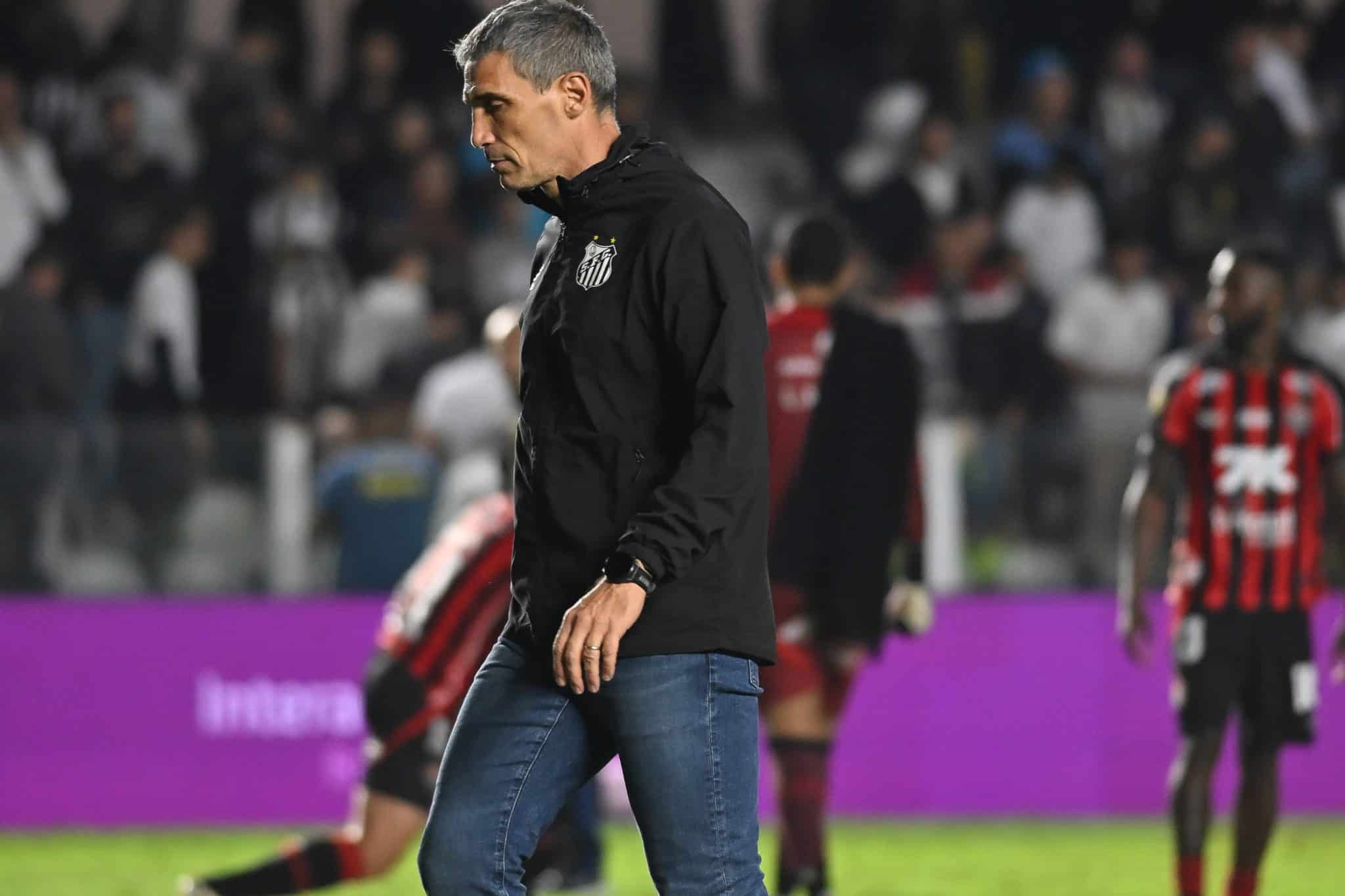 Vojvoda deixa o gramado frustrado ap&oacute;s derrota para o Vit&oacute;ria