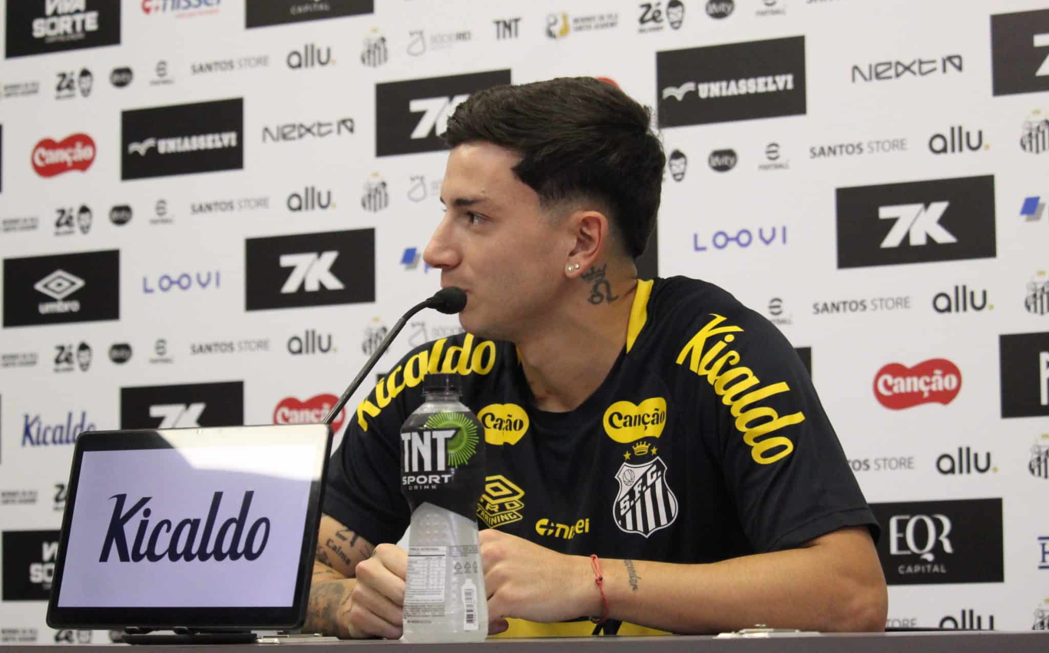 Barreal em coletiva no CT Rei Pel&eacute; 1710
