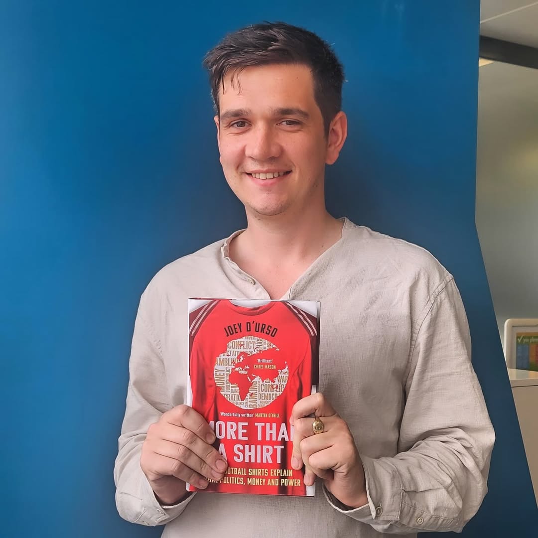 Joey D'Urso com o livro More Than a Shirt