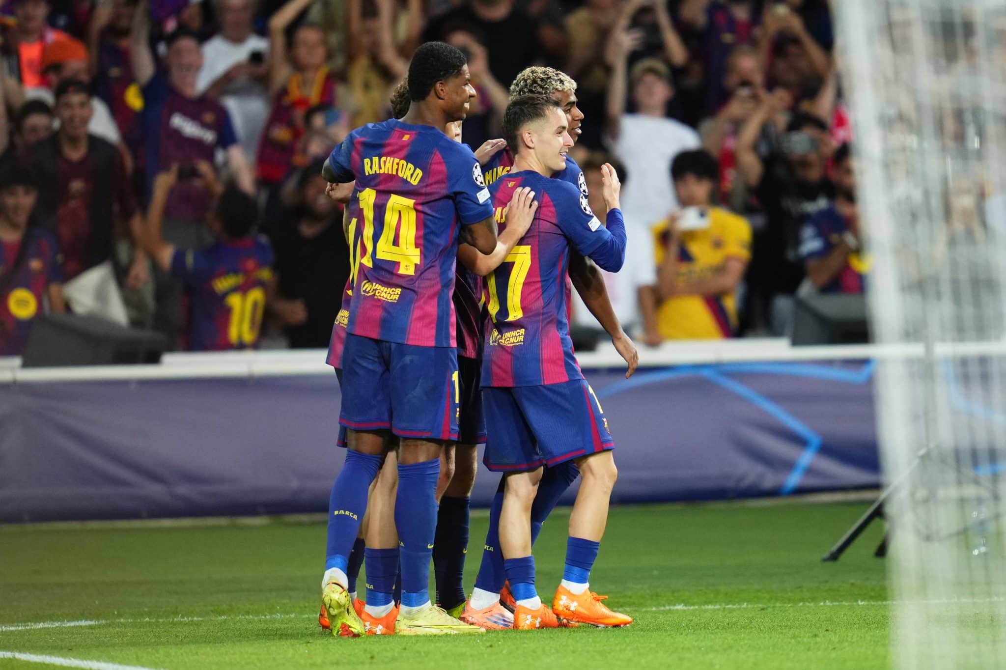 Jogadores do Barcelona celebram gol diante do Olympiacos