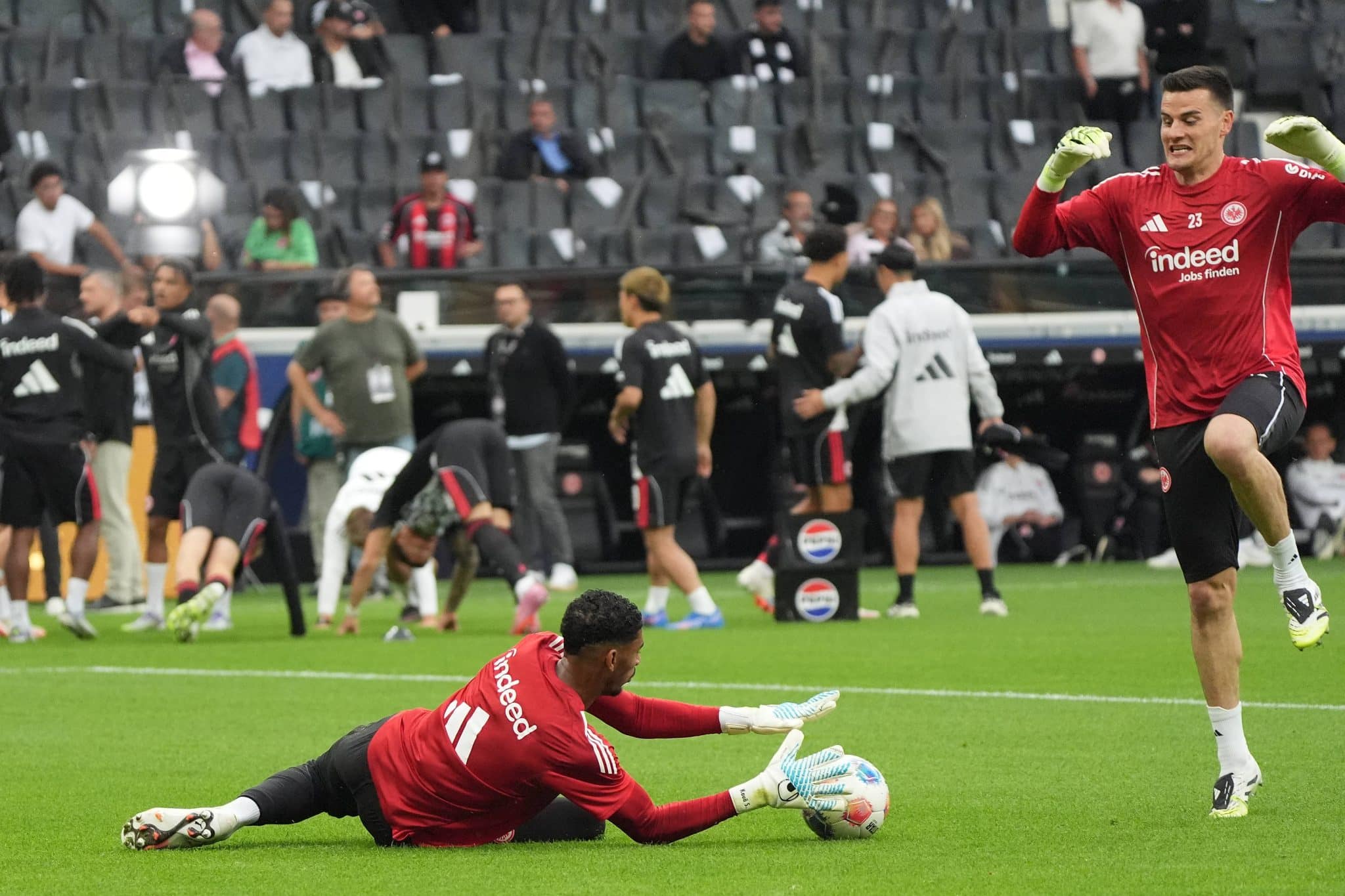 Kau&atilde; Santos e Zetterer antes de jogo do Frankfurt 